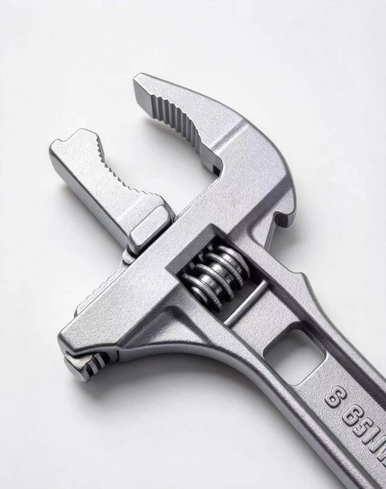 Short-handle spring self-adjusting wrench 5