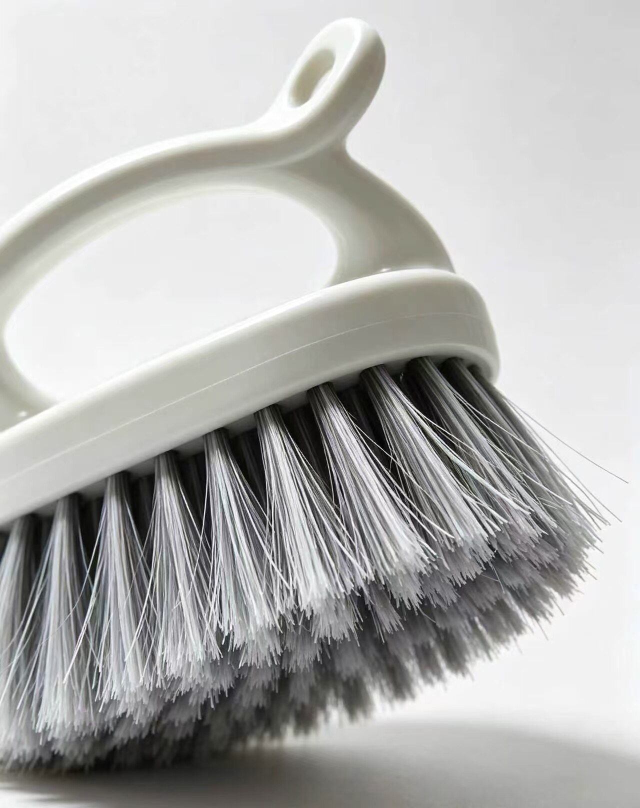 Multi-use cleaning brush for white arcs and gray threads 4