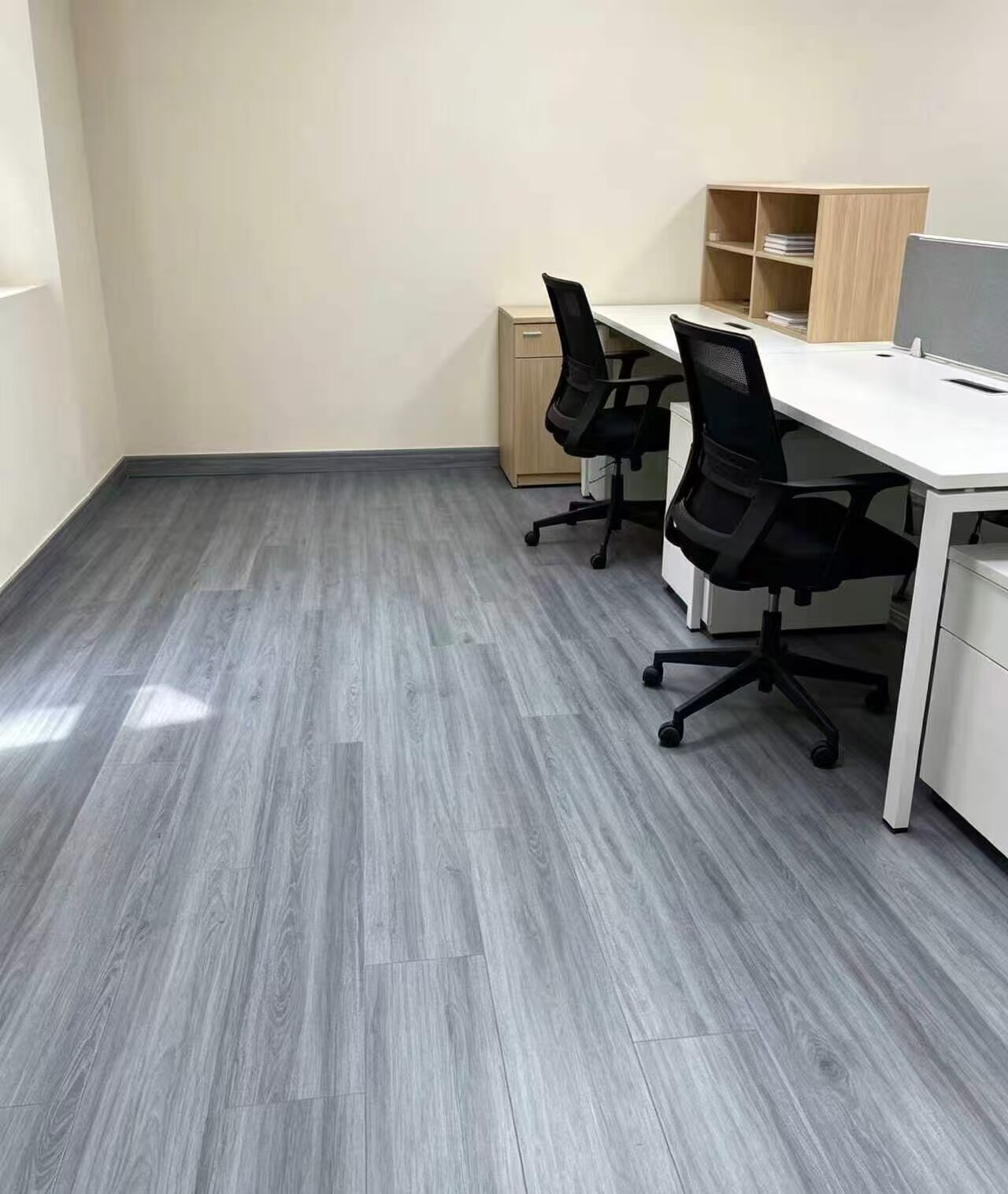 Self-adhesive wood-look vinyl flooring in cool gray tones 3
