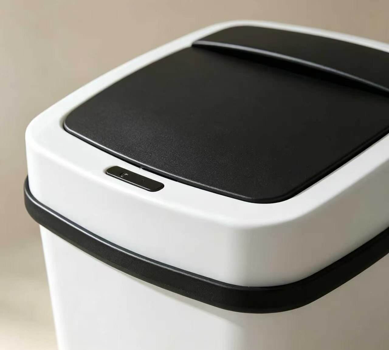 Black and White Checkered Silent Trash Can 4