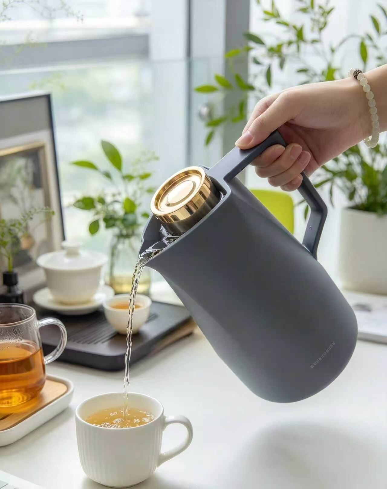 Obsidian Gold Geometric Thermos 2