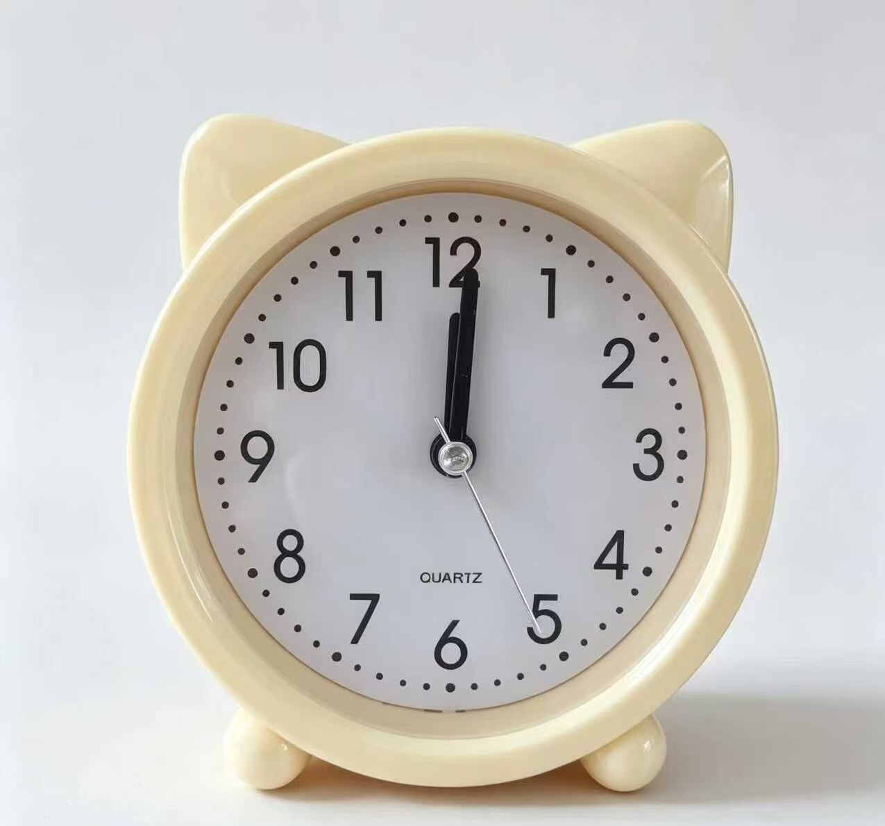 Cream-colored Cat-ear Silent Desk Clock