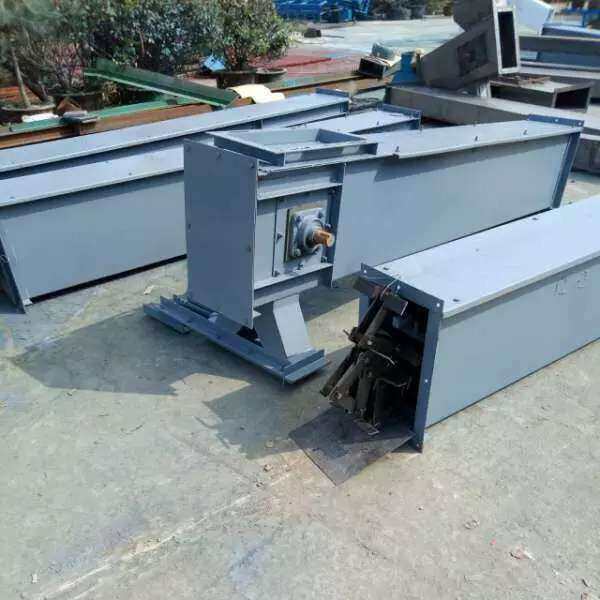 Enclosed drag chain conveyor casing section with drive sprocket assembled in the factory