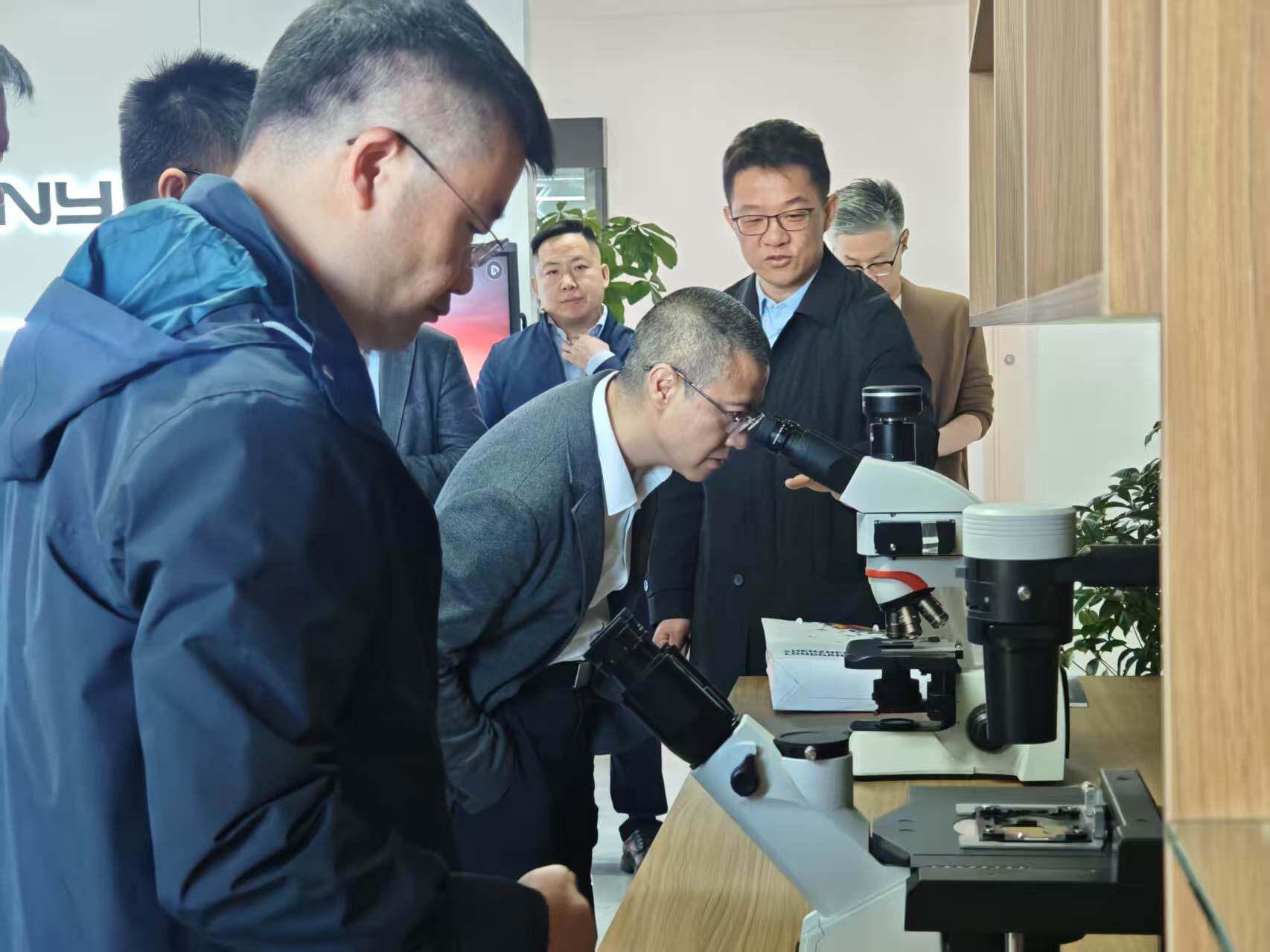 政企聚力 共促发展 | 深圳龙岗区领导莅临中科显影考察指导