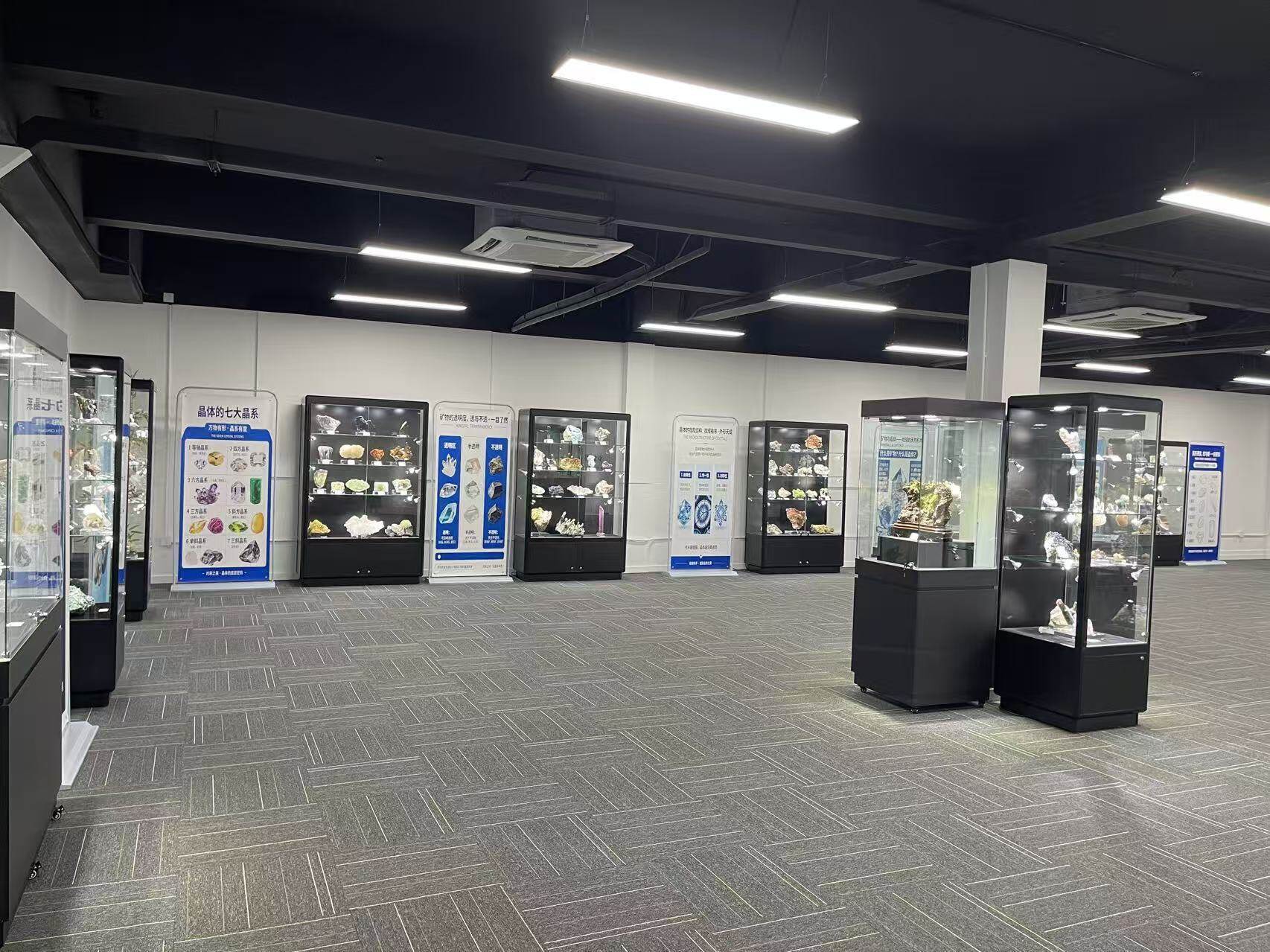 上海矿晶文化艺术馆 展厅一角