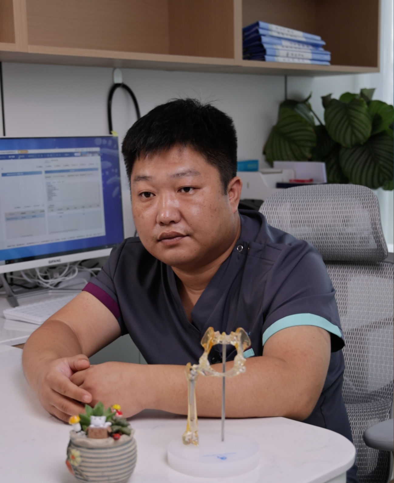 Dr. Huang Yunqian is reviewing ultrasound images.