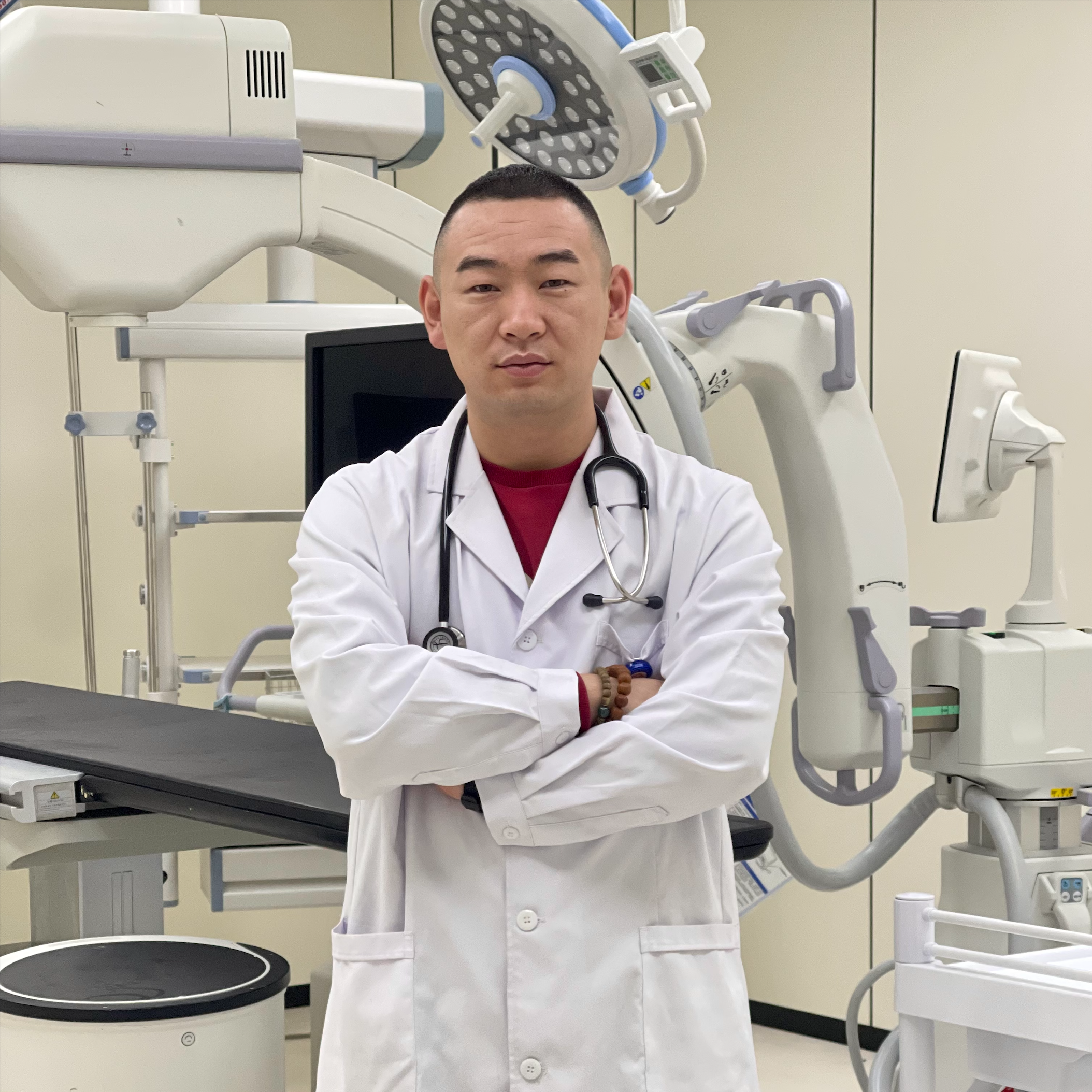 Dr. Li Yang at Huachen Veterinary Medical Clinic