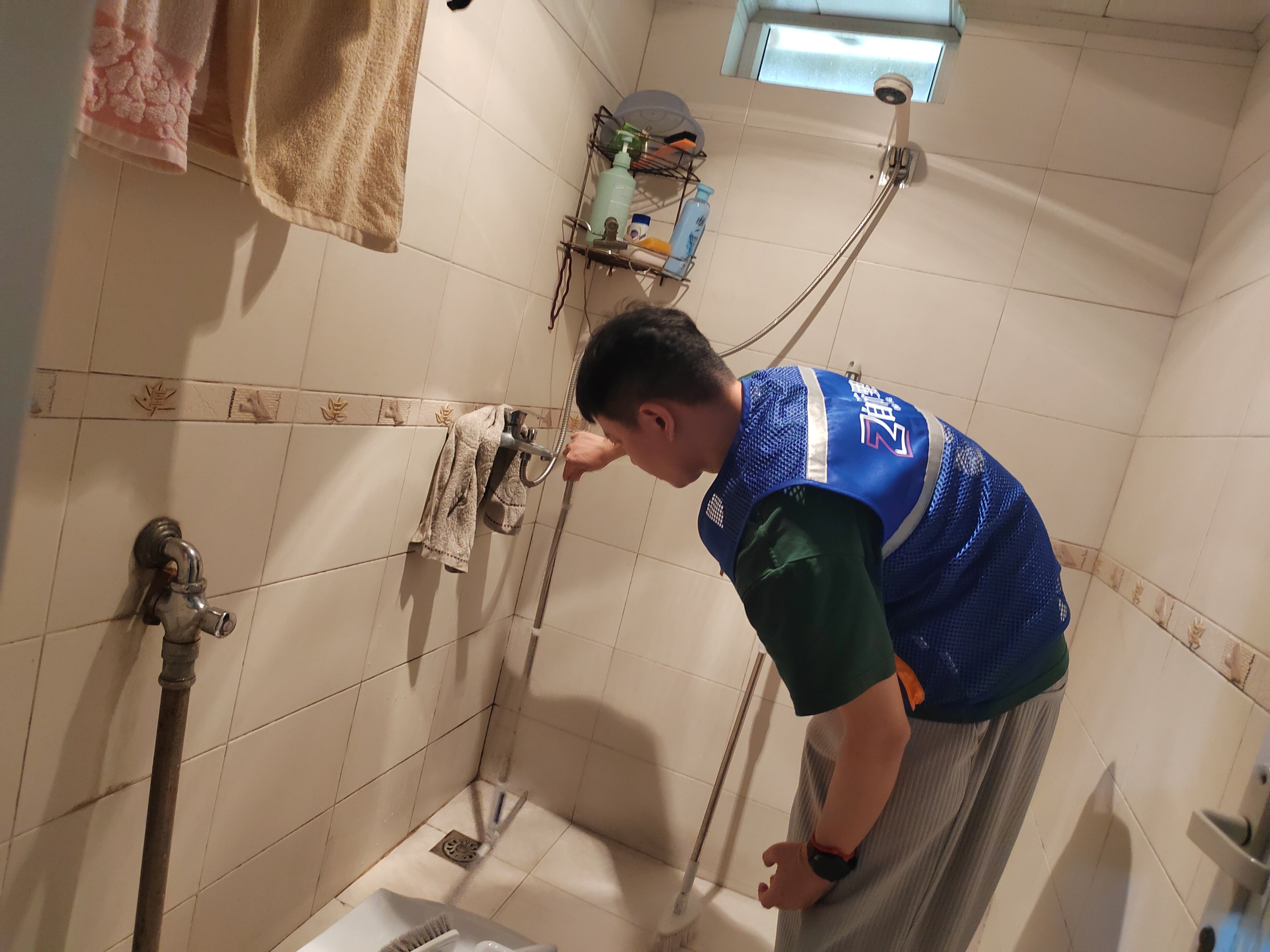 技术人员为老人家中卫生间进行防滑处理