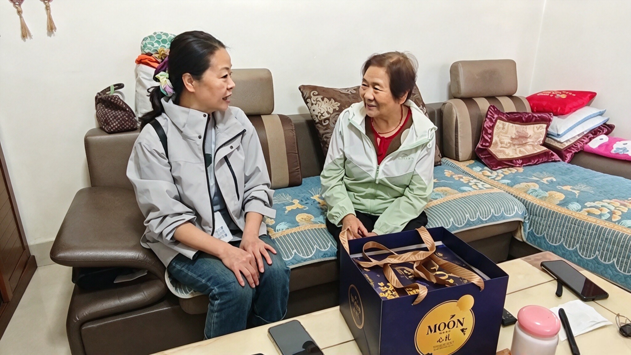 志愿者上门慰问高龄老人