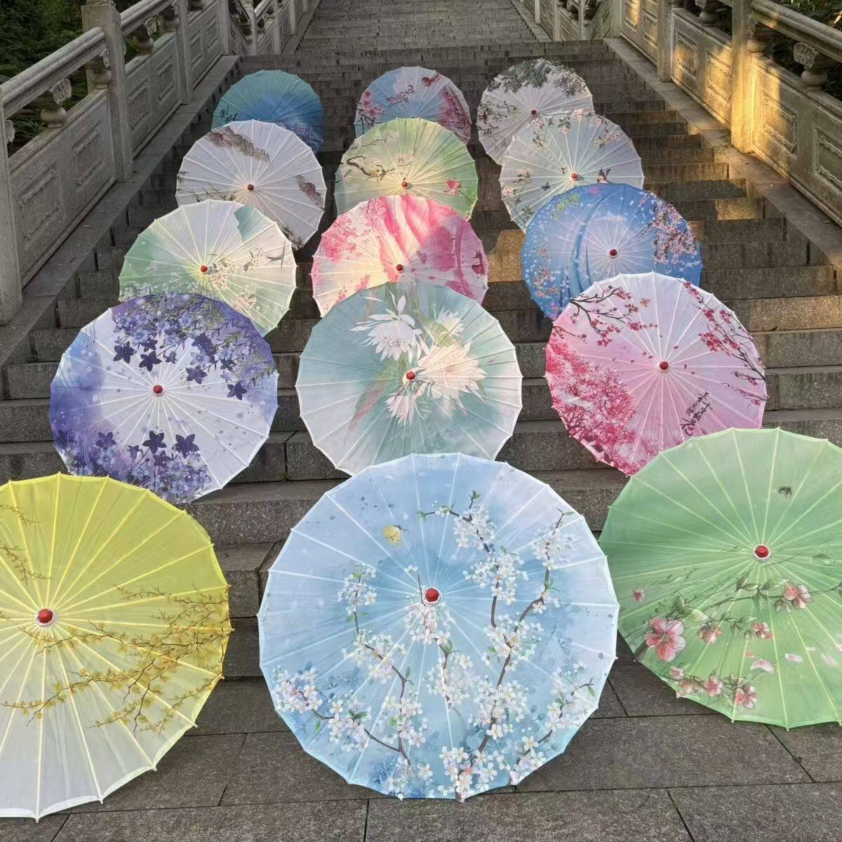 Intangible Cultural Heritage Handmade Tung Oil Paper Umbrella
Ancient dyeing craft, green canopy. Ancient style, suitable for rain and sun protection.