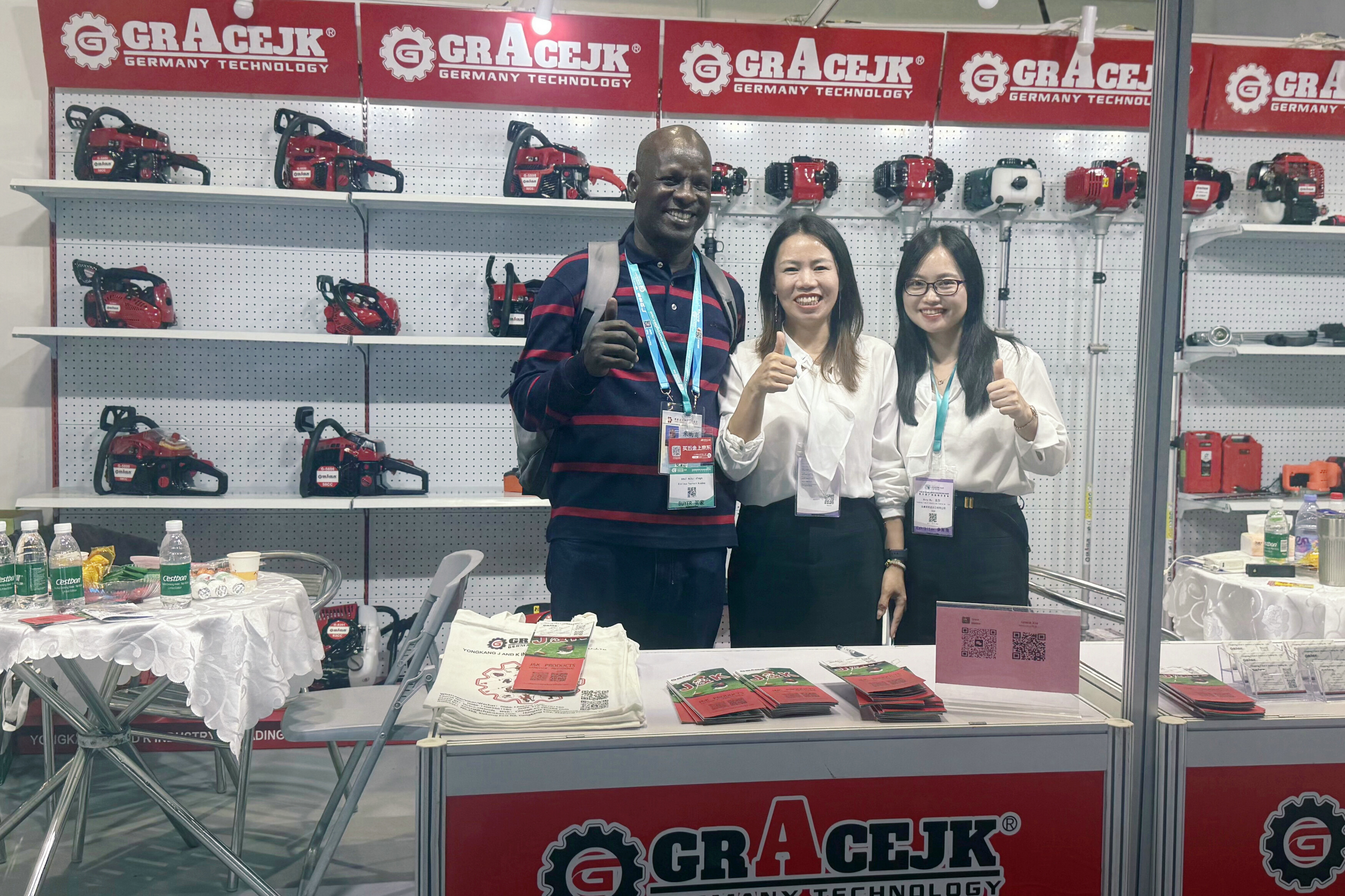 GRACEJK Exhibition Booth with International Buyers Giving Thumbs Up