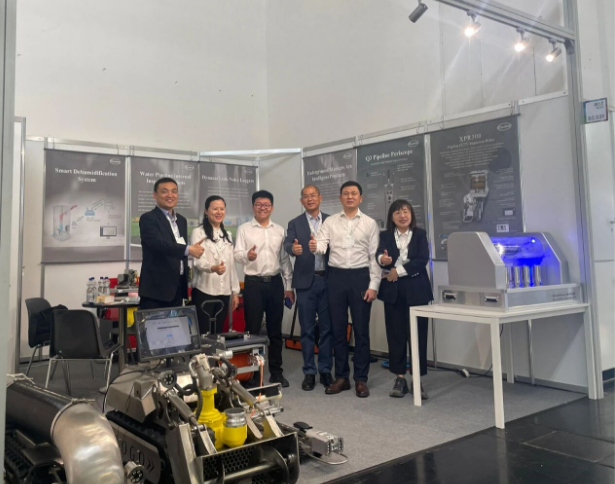 Nanjing Shuiyuan exhibition team photo at the booth