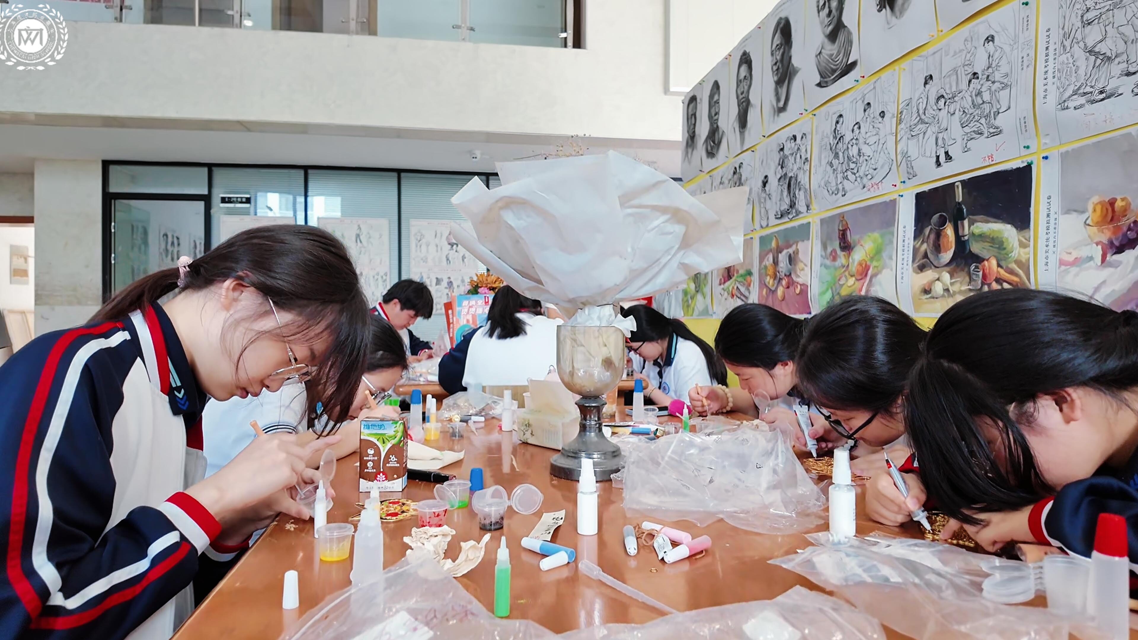 Shanghai Chengcai Comprehensive High School Campus News – Intangible Cultural Heritage Craftsmanship Enriches Campus: Art Boutique Club Experience in Traditional Cloisonné Handicraft Making