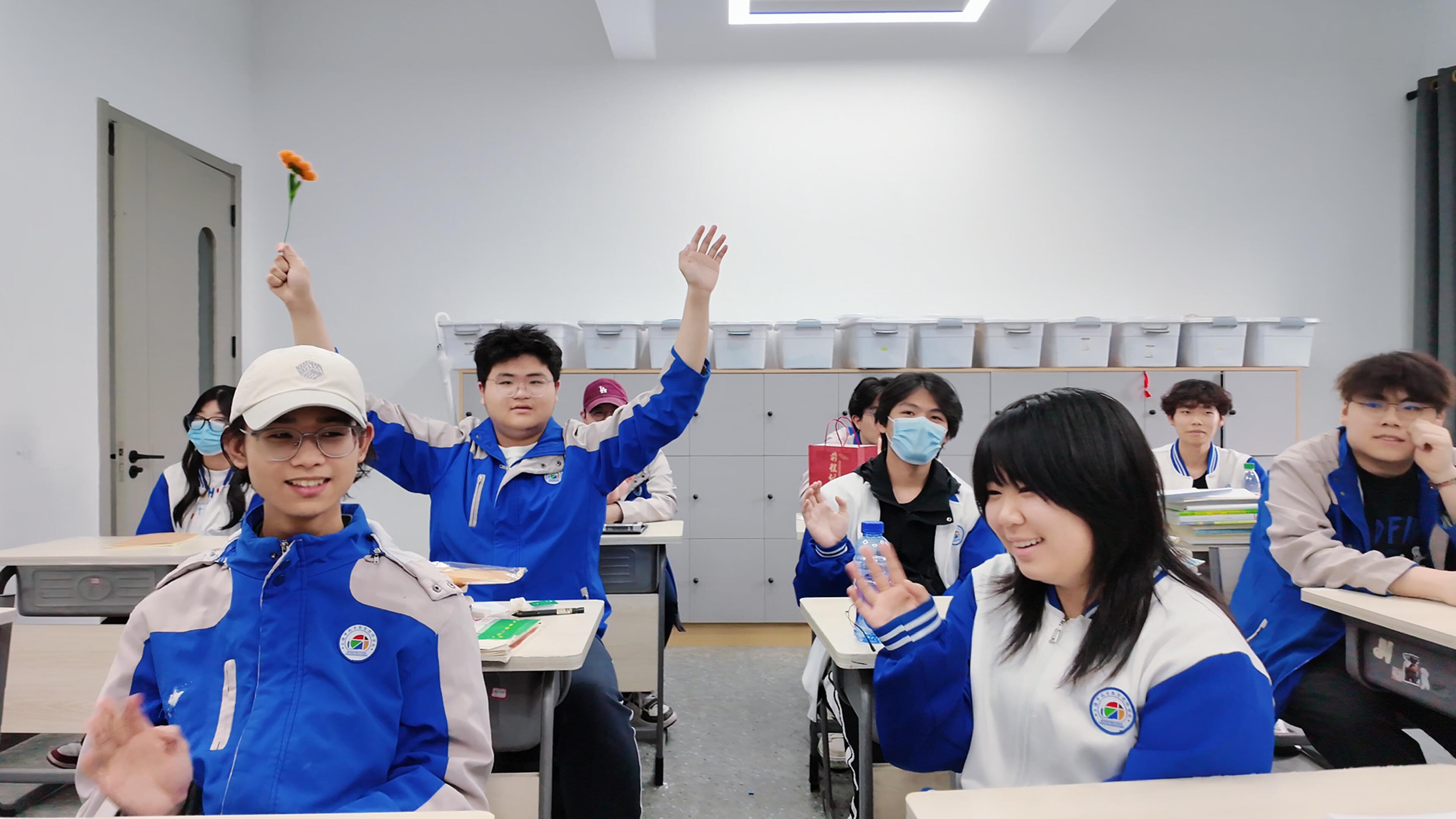 Shanghai Chengcai Comprehensive High School Campus News - Features | To Us in Ten Years: With Youth as the Prologue, Keeping Our Appointment with Time