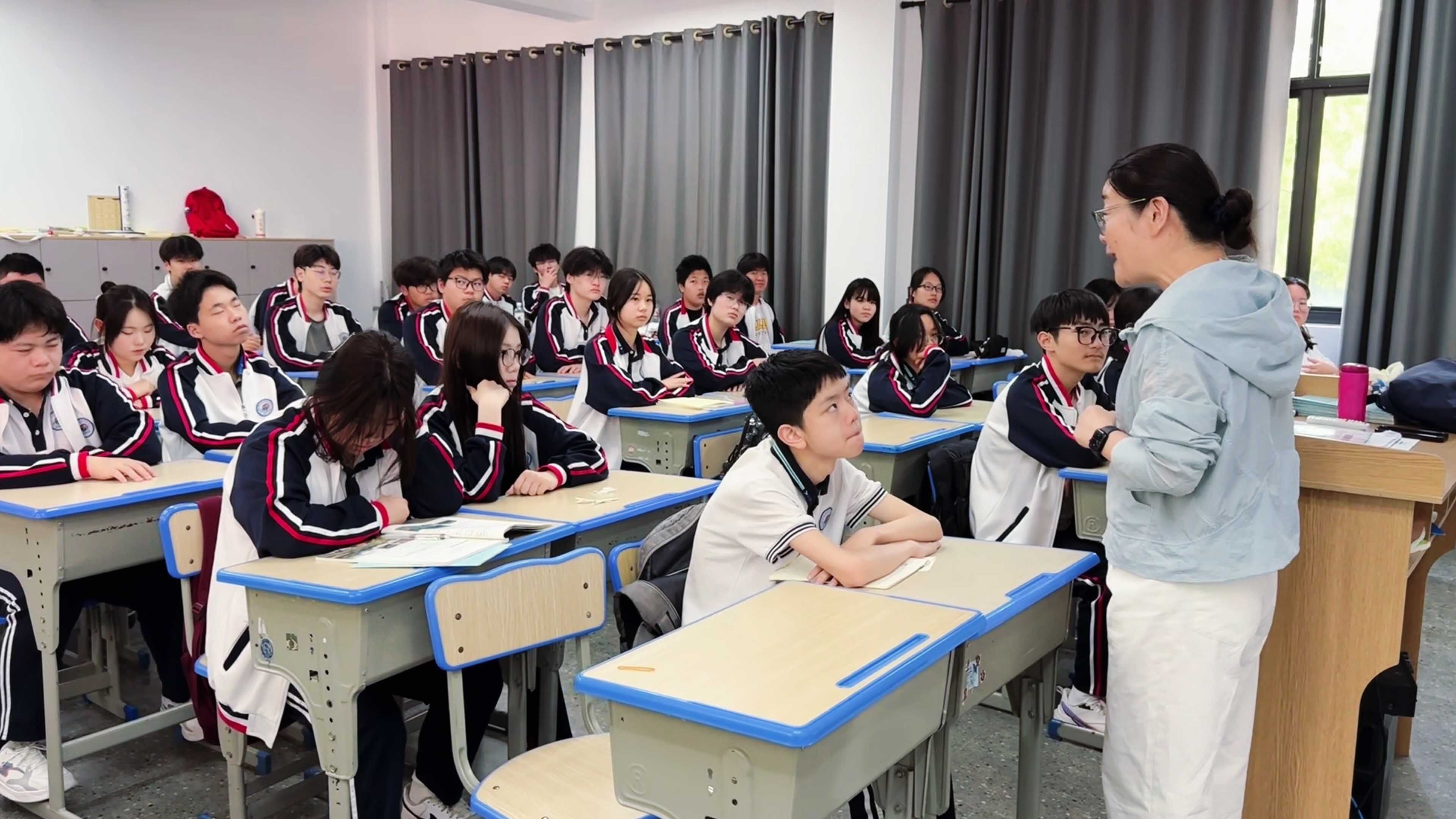 Shanghai Chengcai Comprehensive High School: Choosing the Right Path – Relying solely on the Gaokao puts immense pressure on students and anxiety on parents. At Chengcai, your child has 4 pathways to choose from.