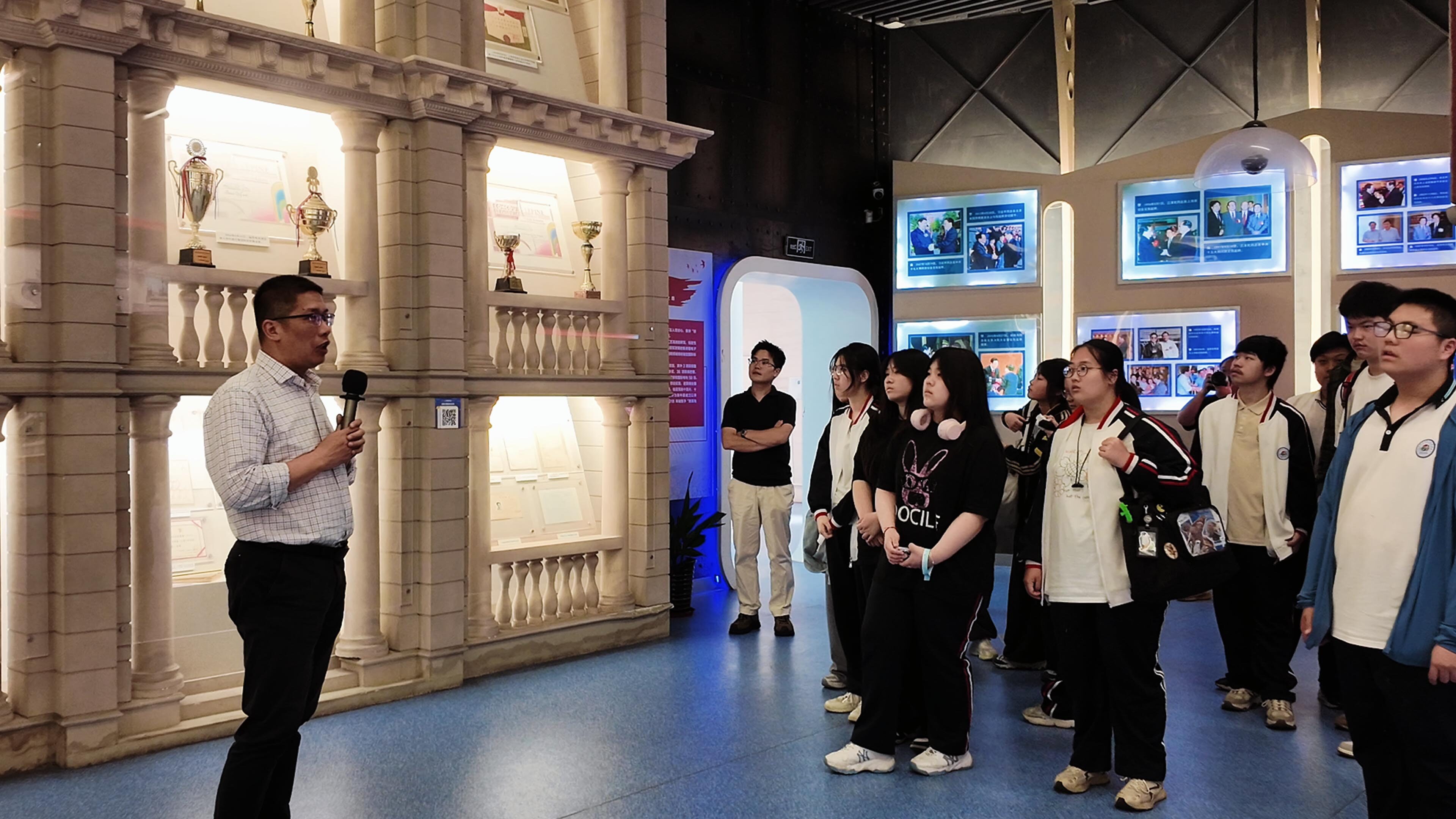 Shanghai Chengcai Comprehensive High School Campus News: Learning Through Research to Advance on the Path of Success | A Record of Our Art Gaokao Students' Study Tour at Shanghai Polytechnic University