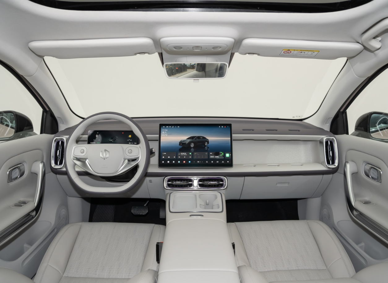 Left Hand Drive Leapmotor B01 4 Door 5 Seat Sedan Pure Electric Car view 4