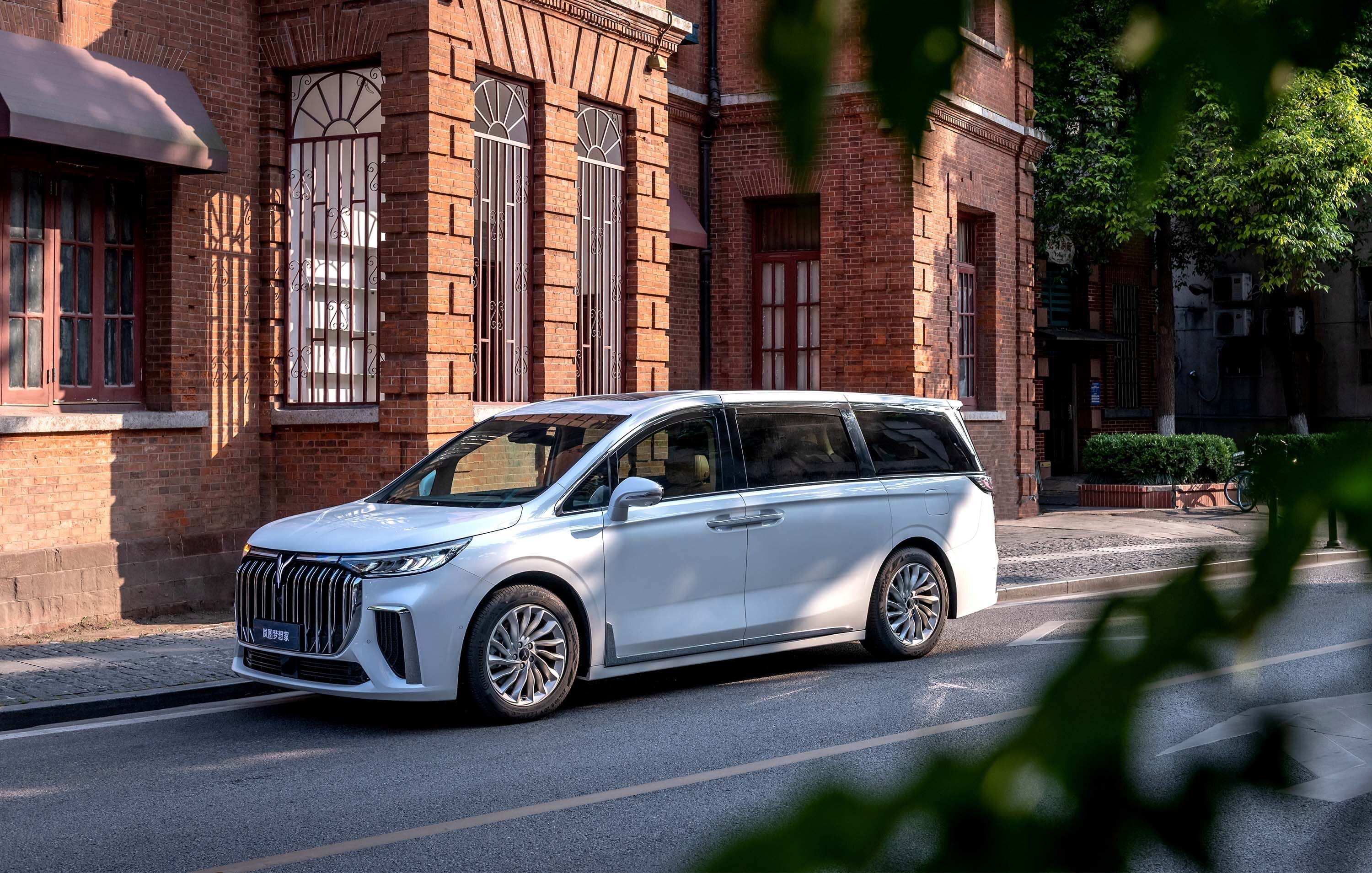 Chinese Brand New VOYAH DREAMER PHEV Electric MPV Car