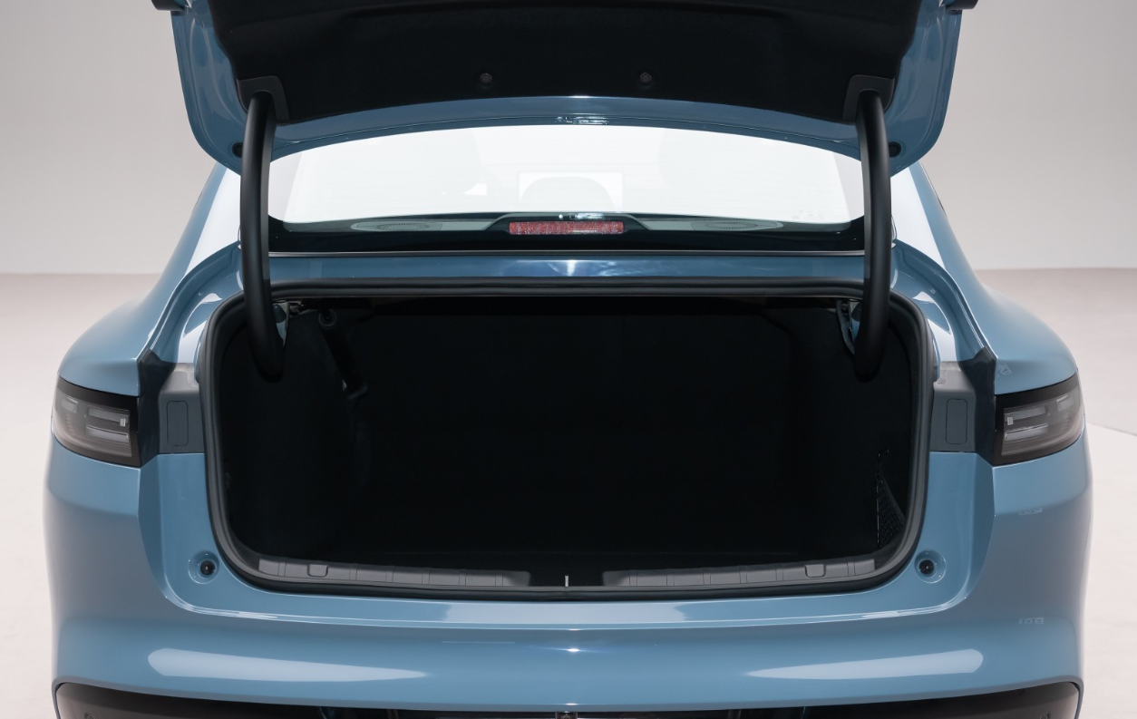 Left Hand Drive Leapmotor B01 4 Door 5 Seat Sedan Pure Electric Car view 3
