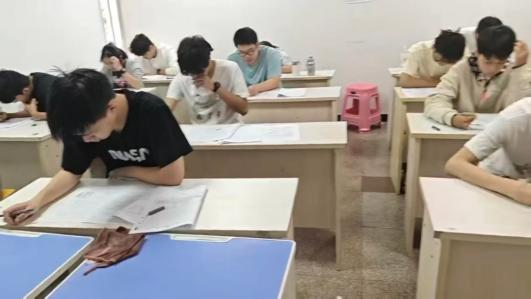学生专注自习