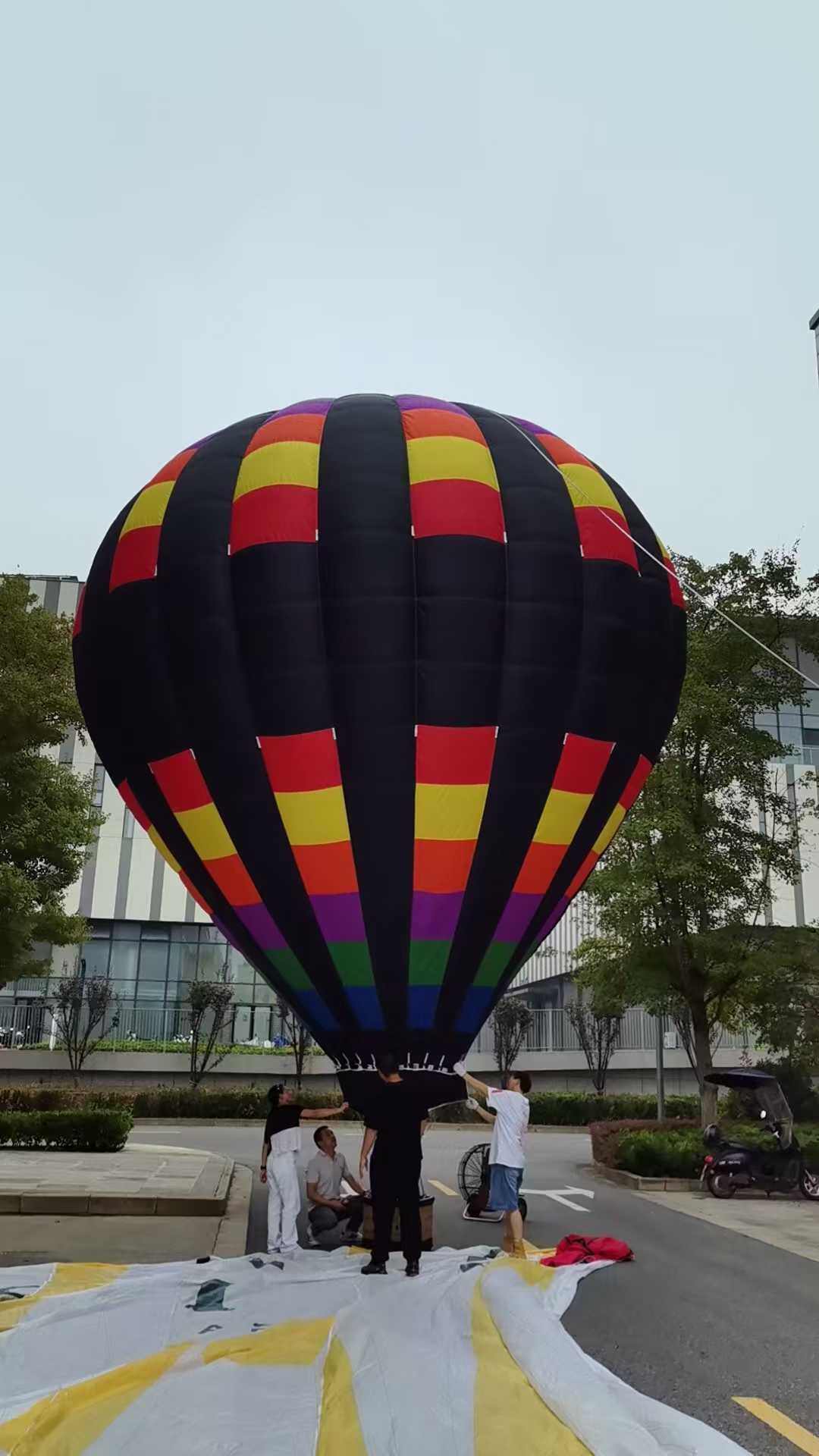 Black Rainbow-Striped Remote-Controlled Hot Air Balloon – Features a black balloon body with vibrant red, yellow, orange, green, and purple stripes. High-contrast colors deliver strong visual impact, ideal for scenic attractions and commercial promotions.