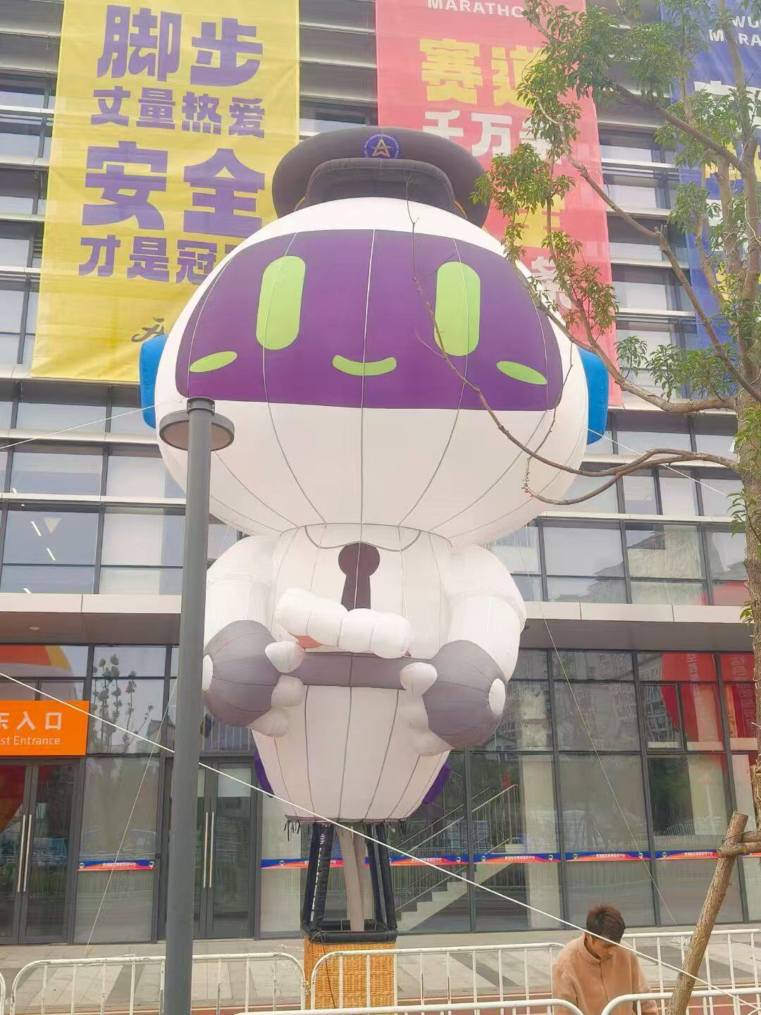 Astronaut-shaped tethered balloon model — features a playful white-and-purple cartoon astronaut design. Ideal for marathons, tech-themed events, and corporate celebrations. Customization available.