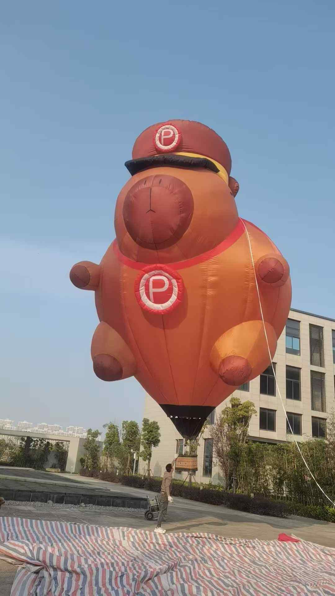 Paddington Bear Themed Remote-Controlled Hot Air Balloon – Brown bear with a red hat, ideal for brand collaborations and scenic spot displays.