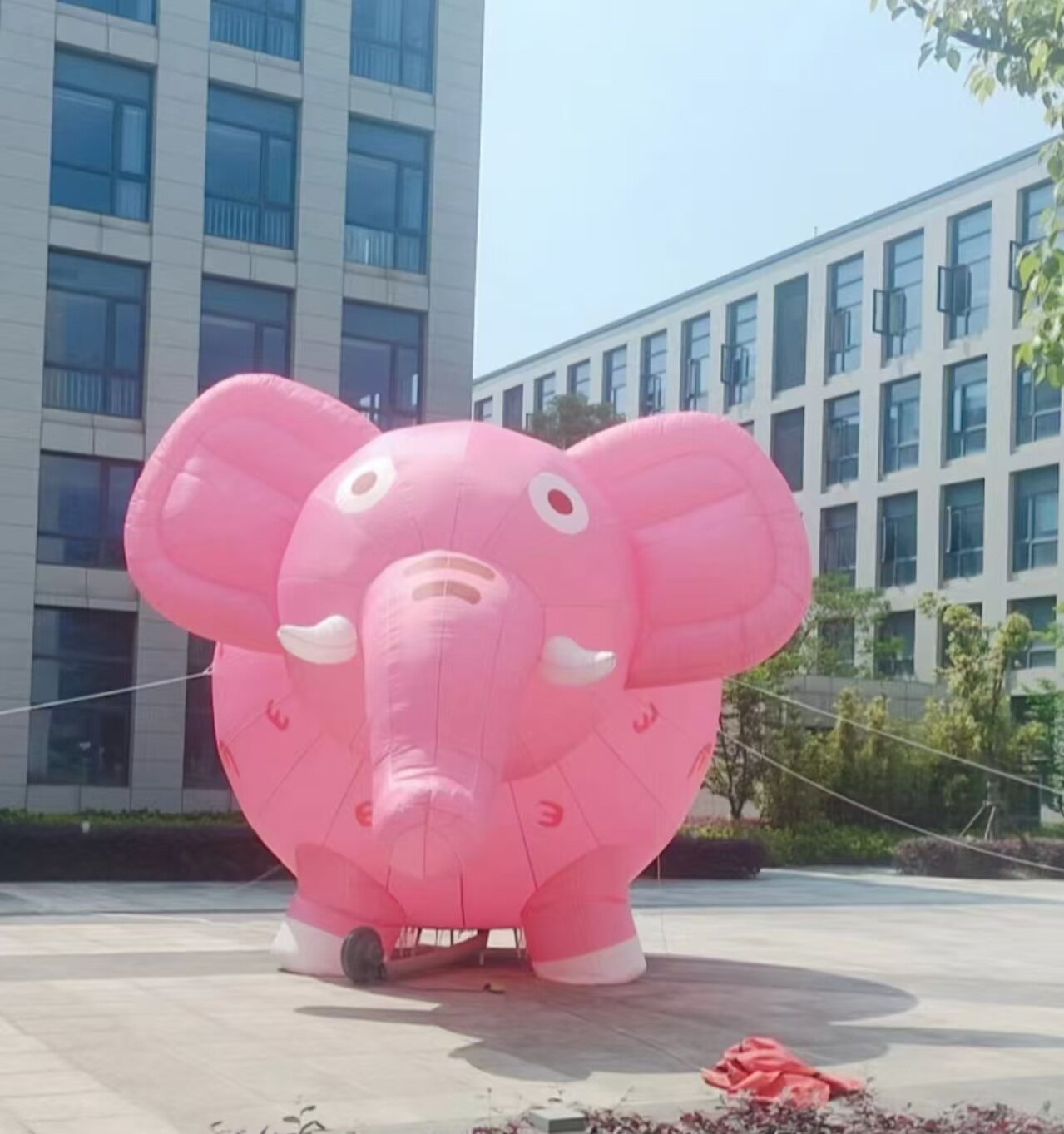 Pink Elephant Tethered Balloon – Vibrant, lifelike pink elephant tethered balloon model. Ideal for family entertainment centers, mall displays, and brand event setups. Customization available.
