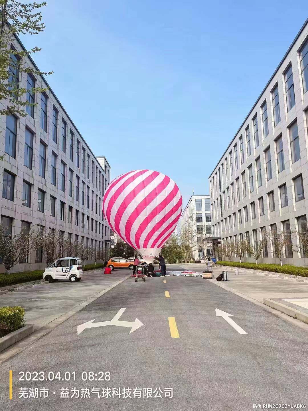 Pink and White Spiral Striped Remote-Controlled Hot Air Balloon – Elegant and romantic design featuring pink and white spiral stripes. Ideal for Valentine's Day events, brand promotions, and scenic area displays. Customization available.