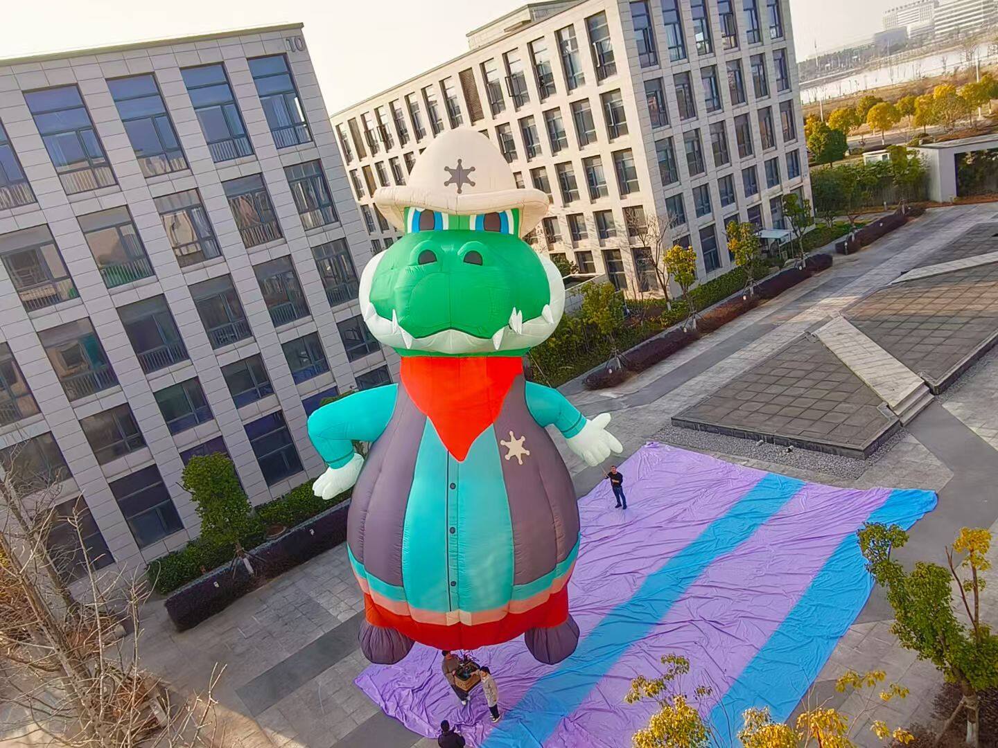 Cowboy Crocodile Remote-Controlled Hot Air Balloon – Green crocodile wearing a cowboy hat and scarf, perfect for Western-themed events and scenic area displays.