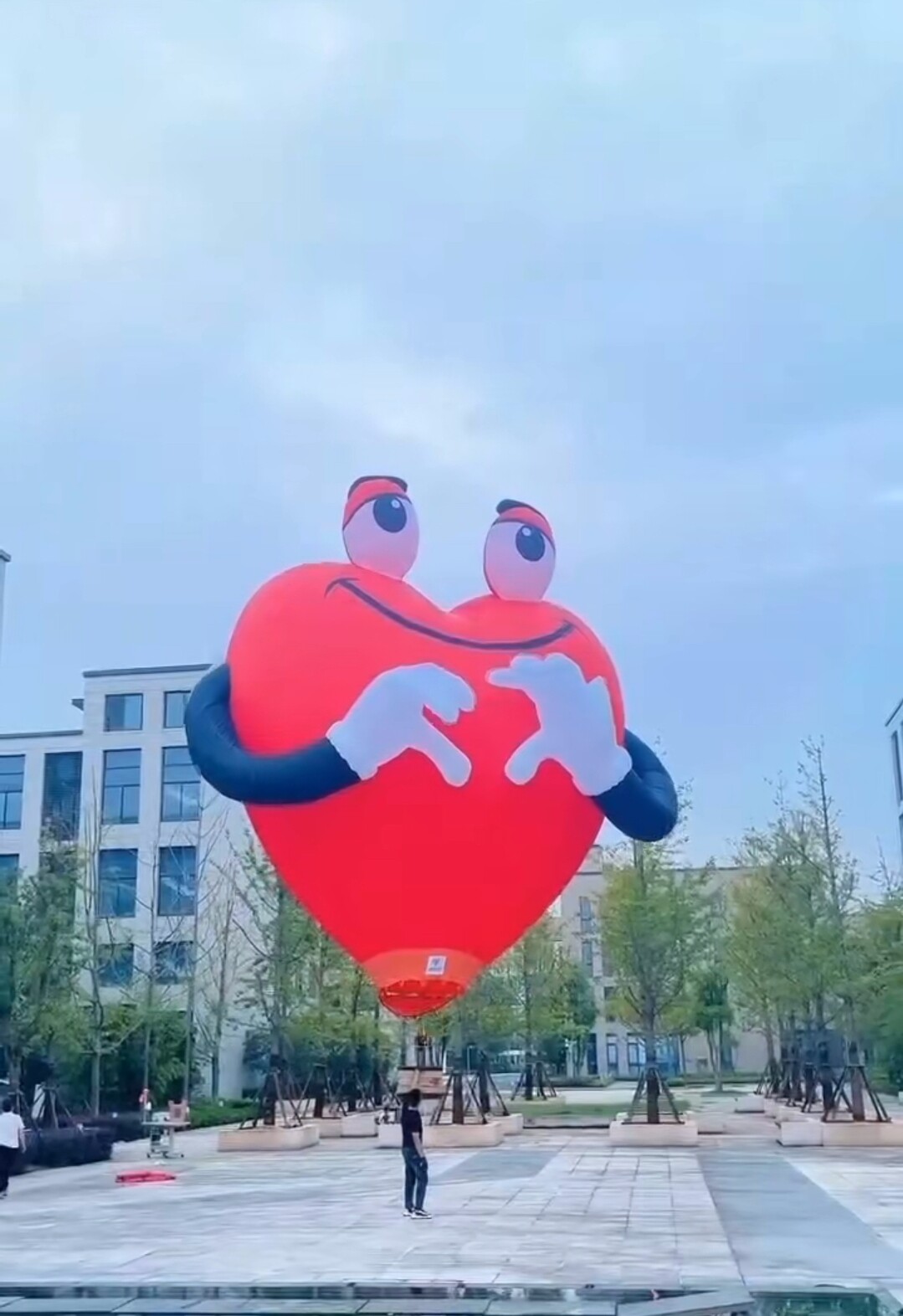 Heart-Shaped Remote-Controlled Hot Air Balloon – Red heart with cartoon face, perfect for Valentine's Day events and romantic displays.