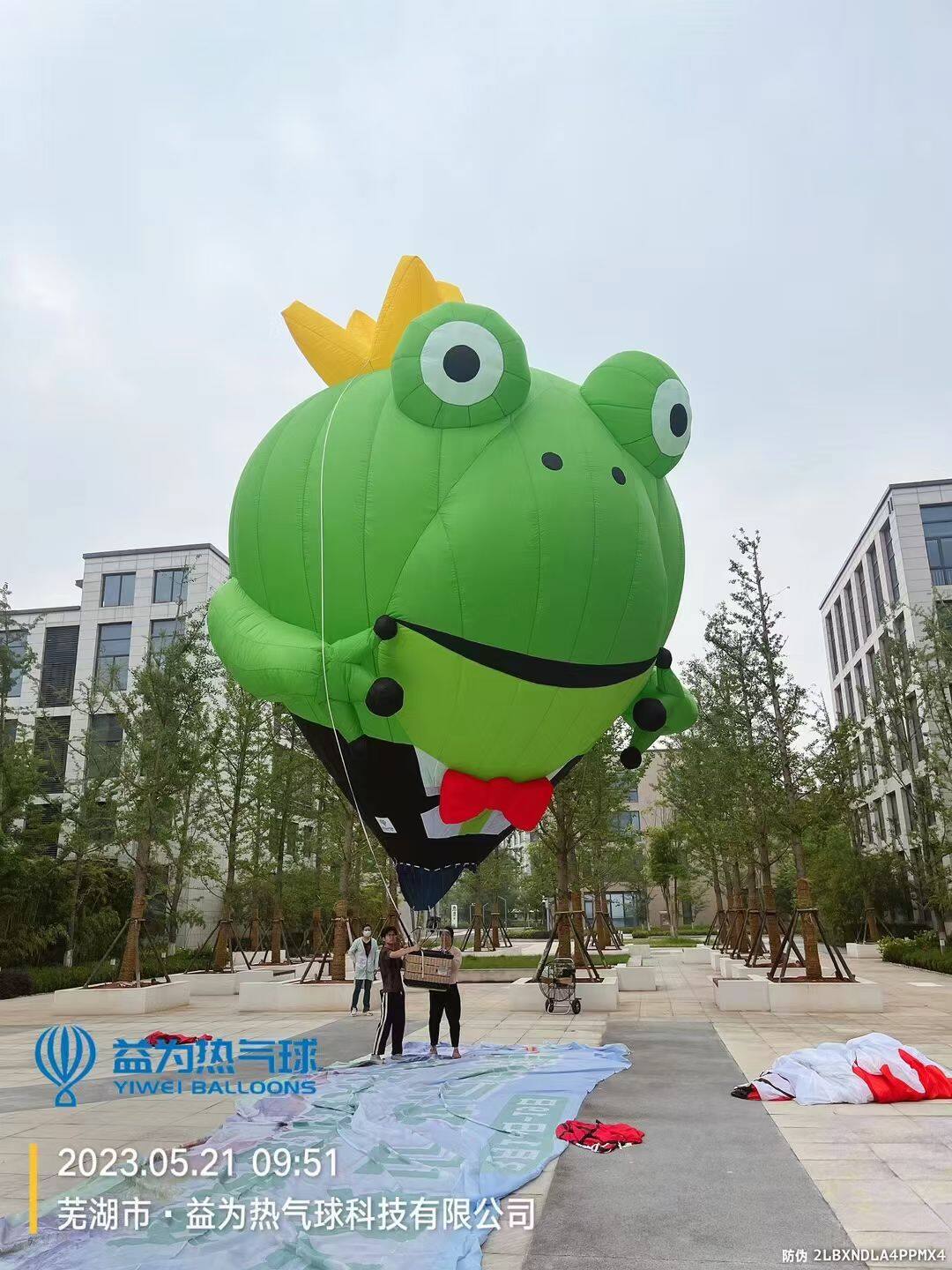Frog Prince RC Hot Air Balloon – Adorned with a green round body, golden crown, and red bow tie; perfect for fairy tale-themed events and parent-child activities.