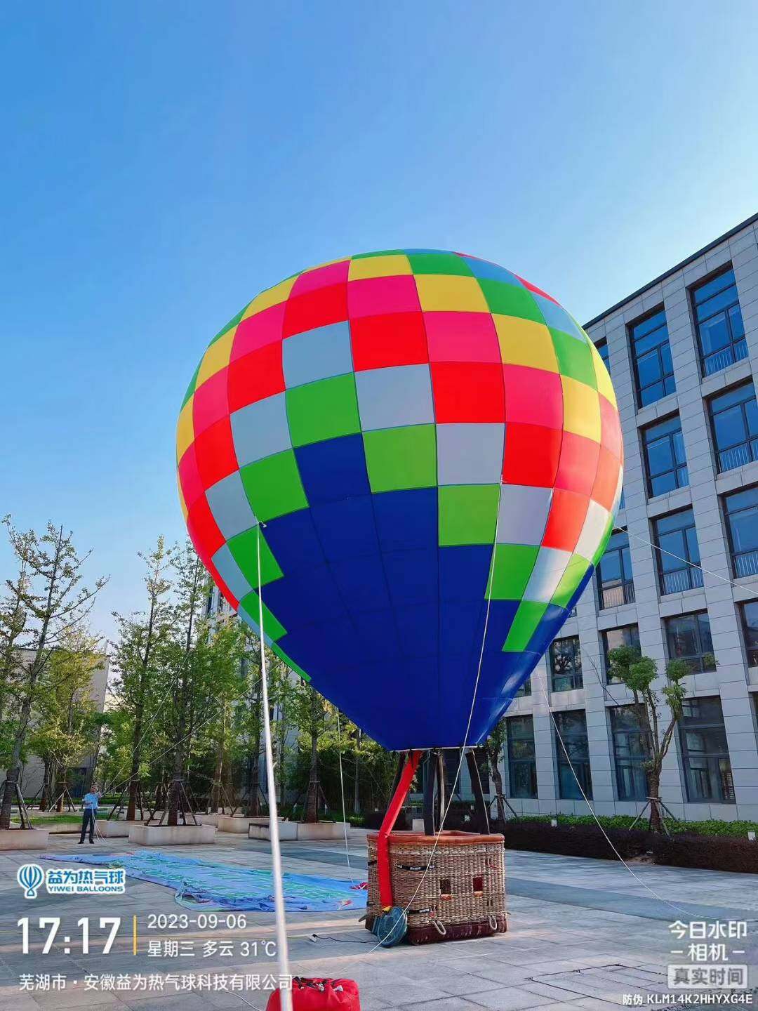 Colorful Plaid Tethered Balloon Model – Classic, elegant design with red, green, blue, and yellow checkered pattern. Ideal for scenic area events, commercial promotions, and outdoor displays. Customization available.
