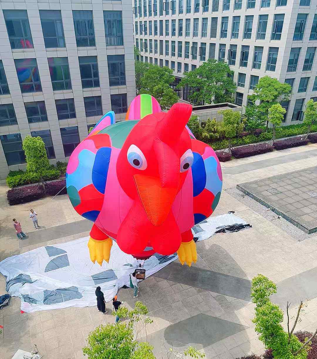 Colorful Parrot-Shaped Remote-Controlled Hot Air Balloon – Vibrant red, pink, and blue color scheme; lifelike parrot design. Ideal for bird-themed events and scenic area displays.