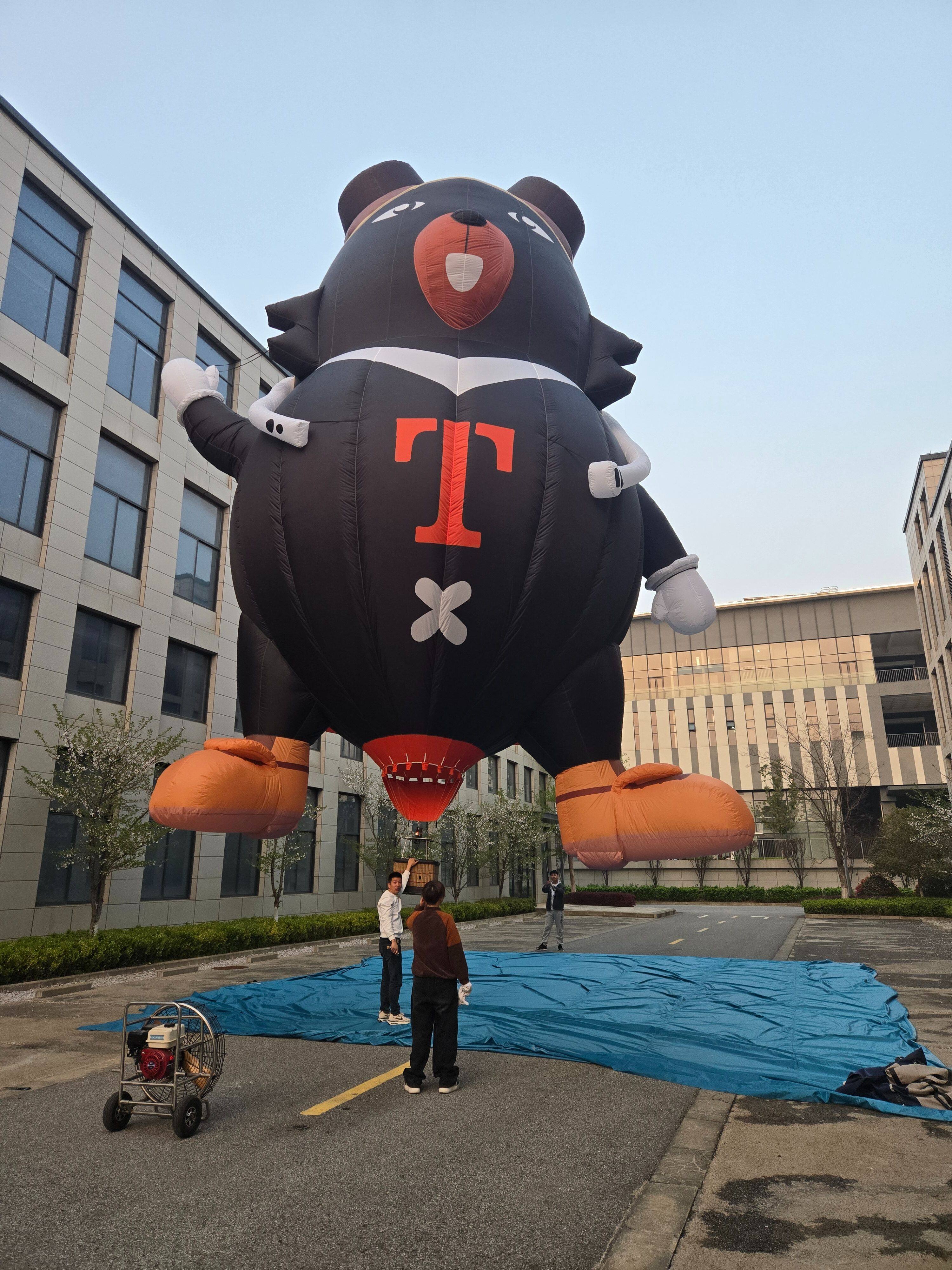 Kumamon-Themed Remote-Controlled Hot Air Balloon – Features Kumamon's iconic round, chubby black design with a red "T" logo. Ideal for brand collaborations, scenic area events, and commercial promotions.