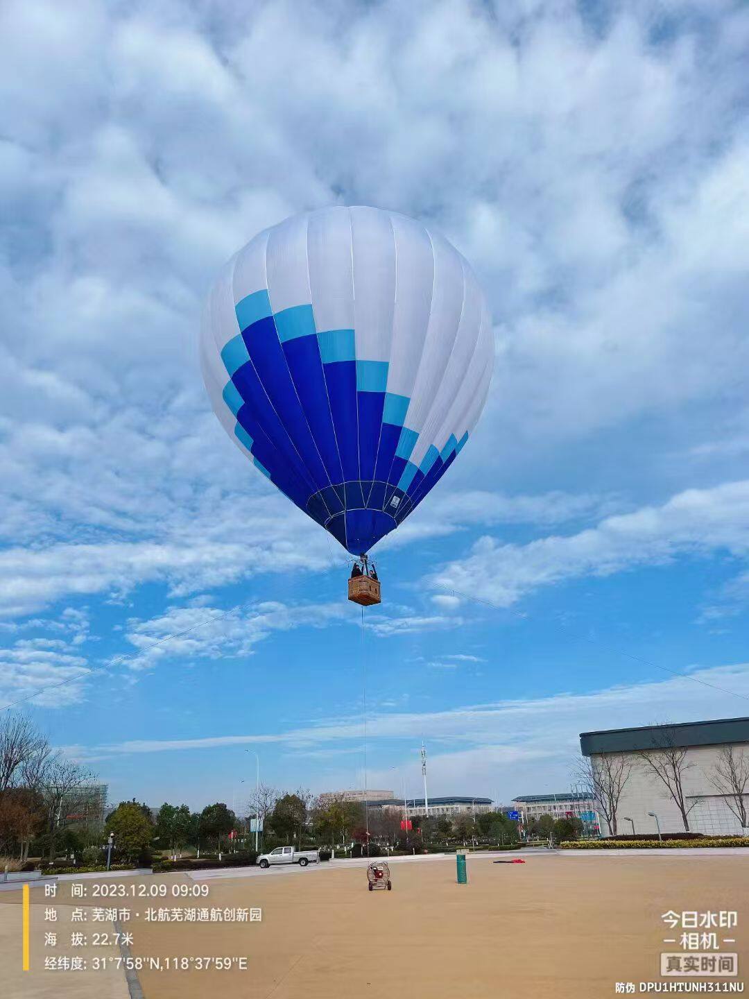 Blue and White Passenger Hot Air Balloon – Sleek design with a white envelope accented by navy and light blue stripes. Ideal for scenic tourism, commercial promotions, and flight experiences. Customization available.