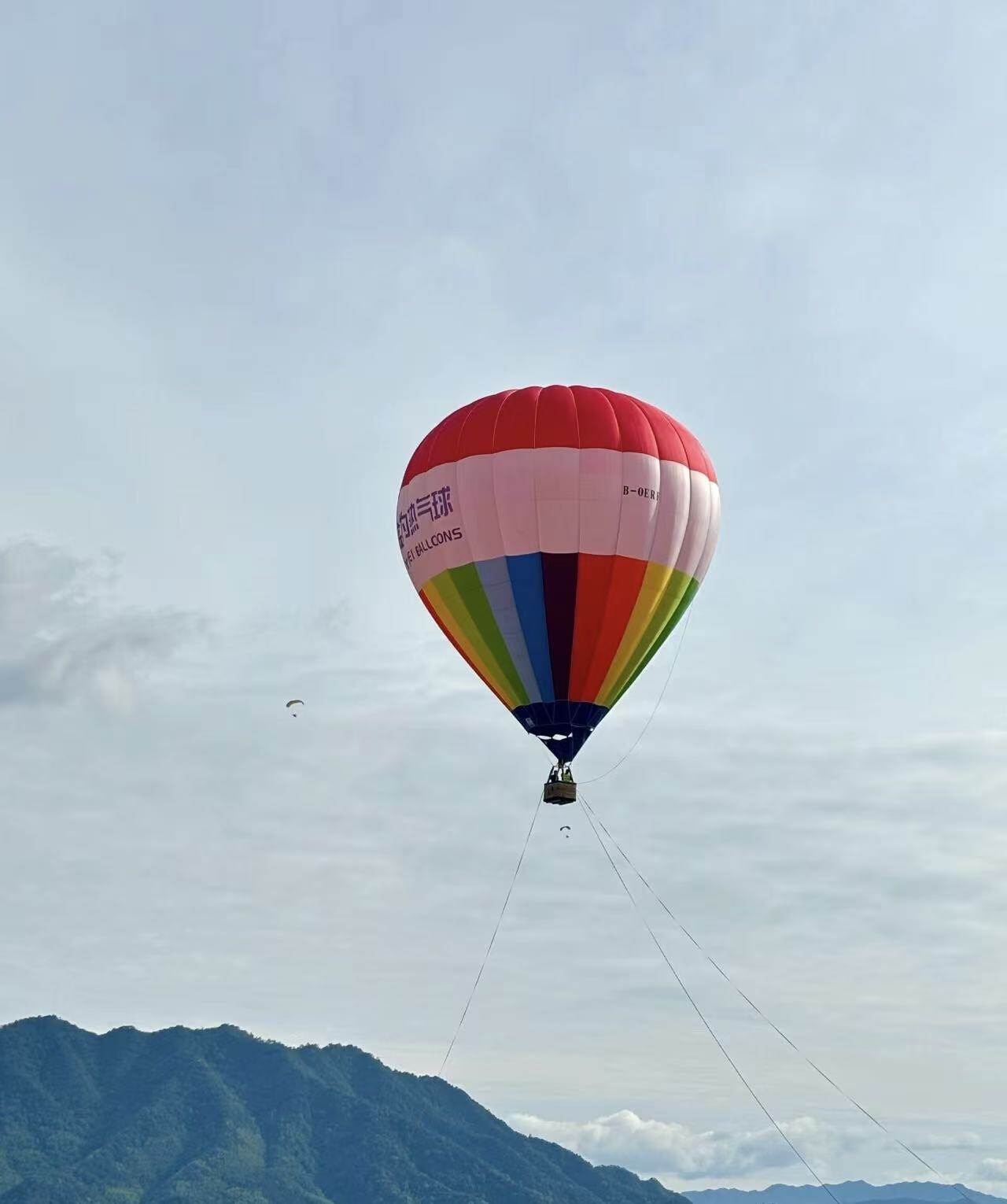 Mountain Tethered Manned Hot Air Balloon - Rainbow-colored tethered hot air balloon for sightseeing flights in mountain scenic areas