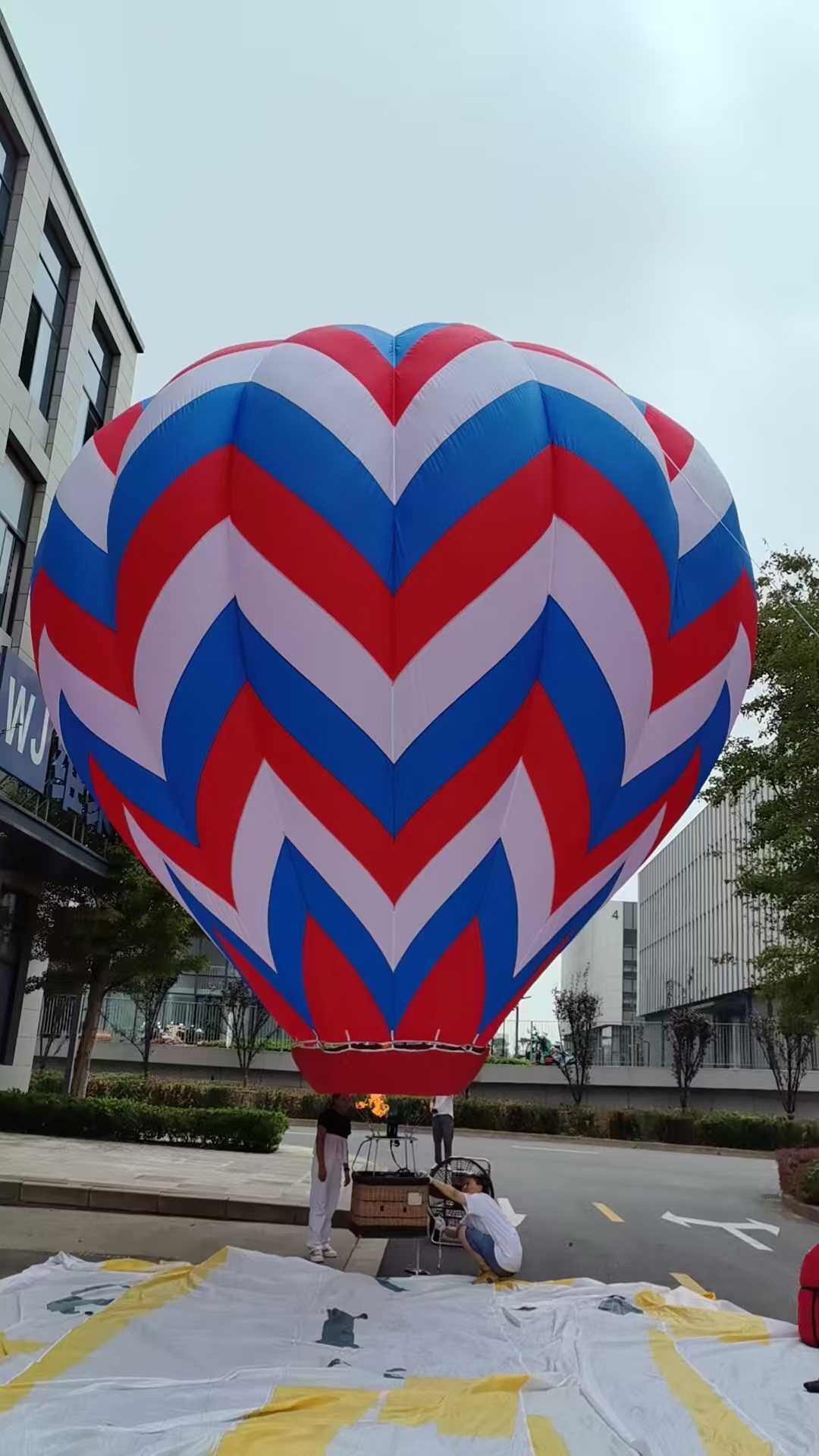 Red, White, and Blue Chevron Heart-Shaped Remote-Controlled Hot Air Balloon – Features a unique tricolor chevron design, ideal for commercial events, brand promotions, and scenic area displays. Custom patterns supported.