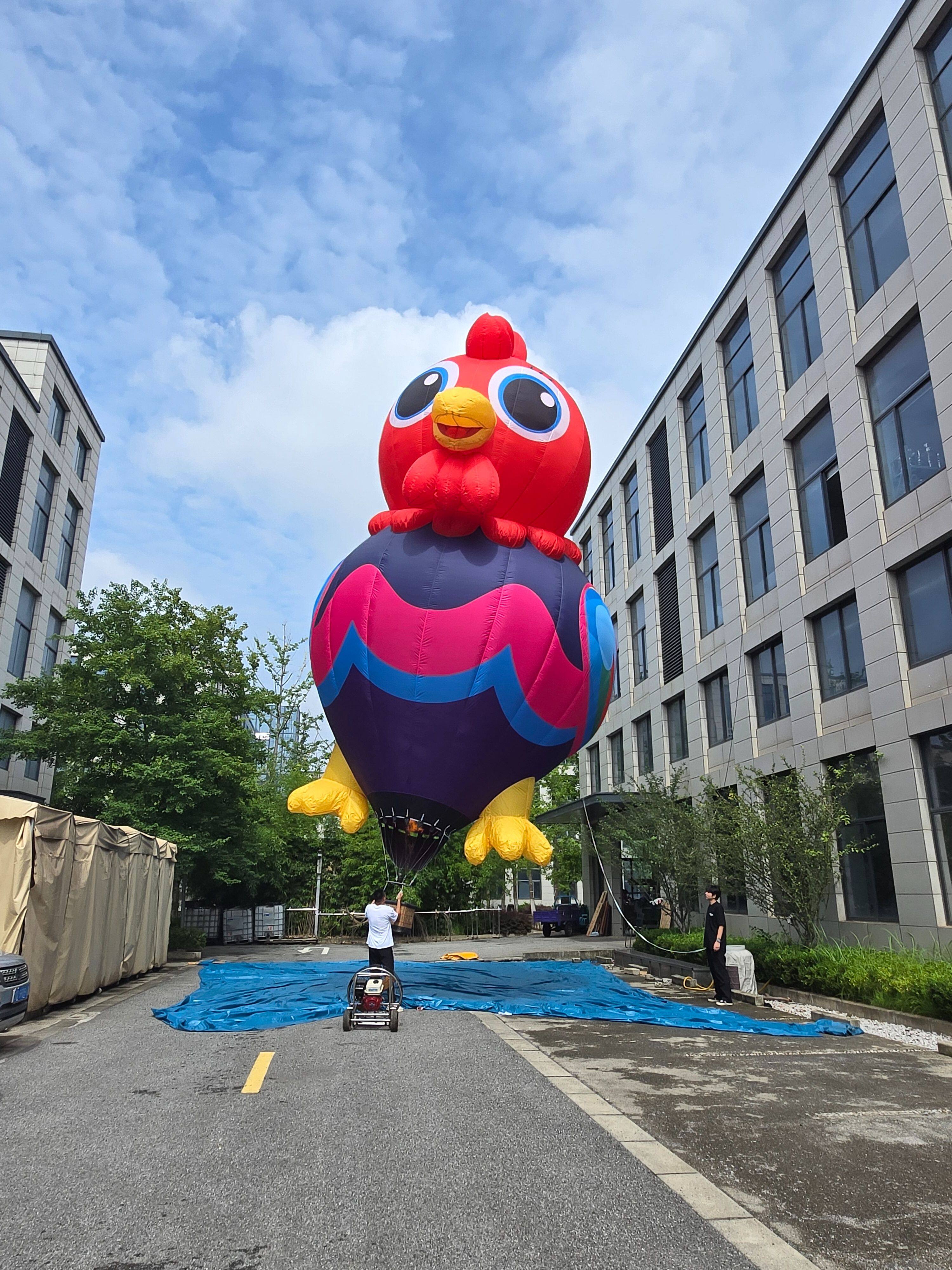 Red Rooster-Shaped Remote-Controlled Hot Air Balloon – Features a red rooster design with blue and purple accents and yellow feet. Ideal for Chinese New Year celebrations and scenic attraction displays.