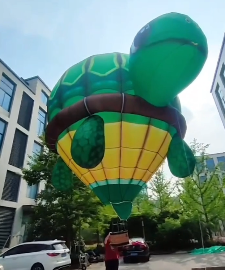 Green Turtle-Shaped Remote Control Balloon – Features a yellow-and-green striped shell with a lifelike, adorable design. Perfect for family activities and scenic area displays.