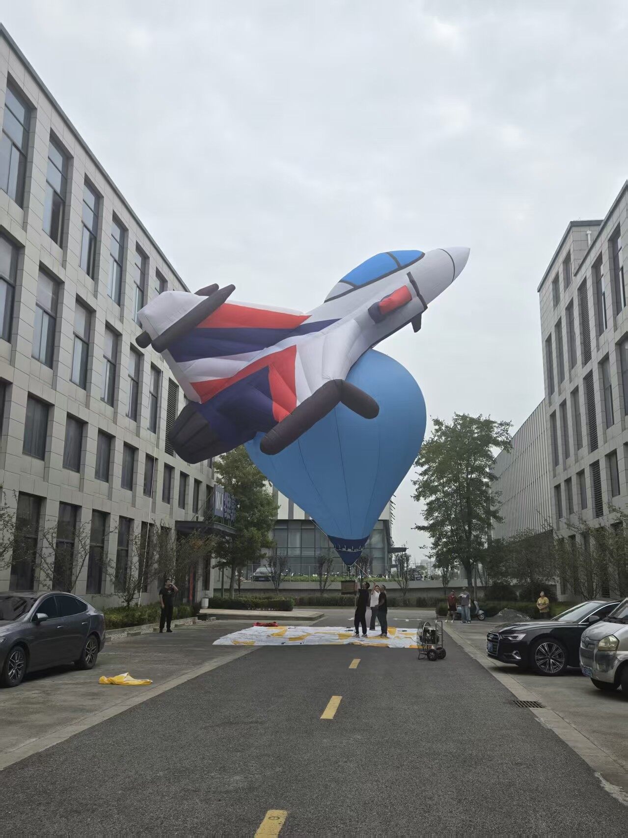 Fighter Jet-Shaped Remote-Controlled Hot Air Balloon – Blue, white, and red color scheme with a blue balloon; ideal for aviation-themed events and scenic area displays.