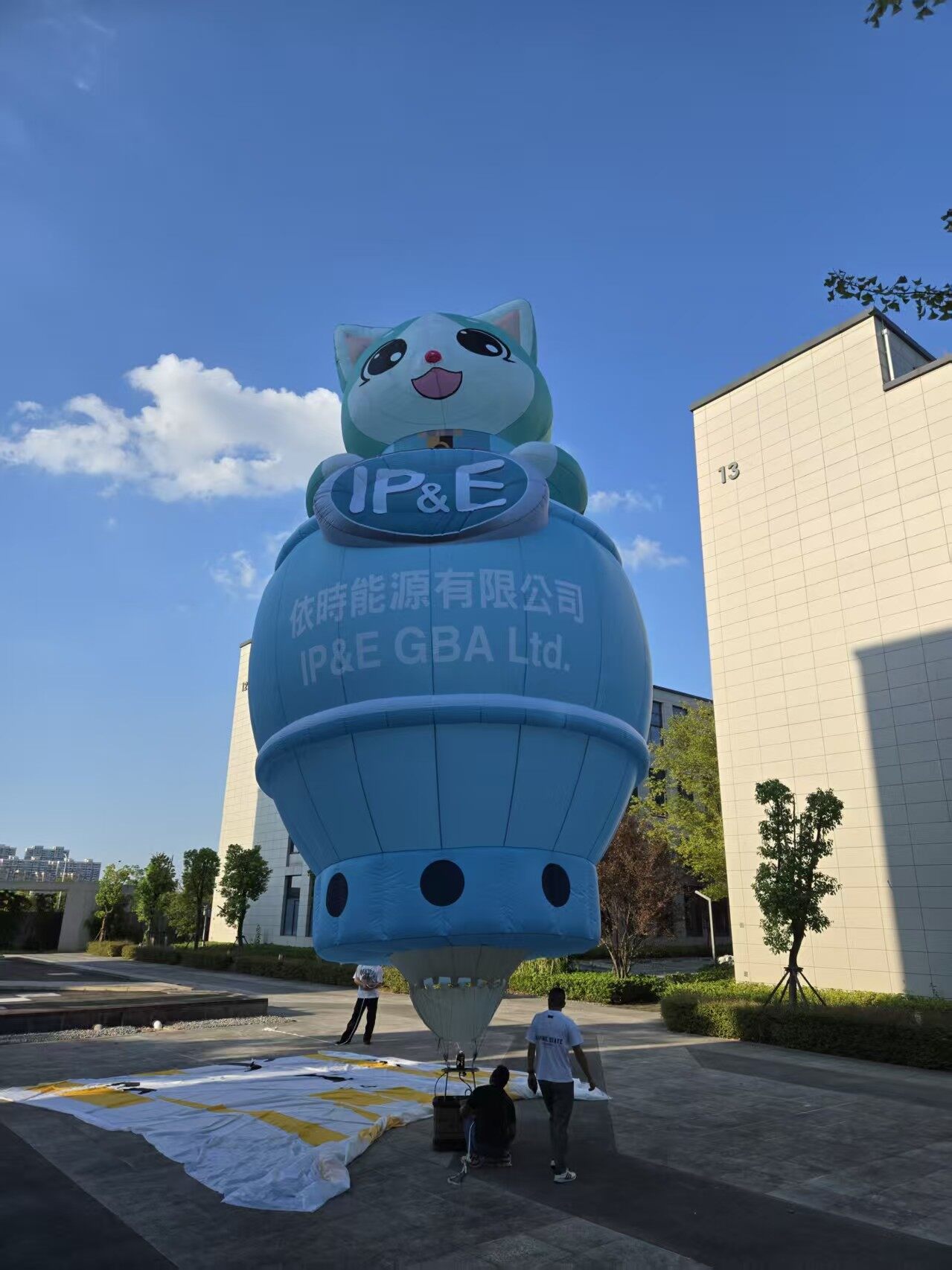 Custom IP Cat-Themed Remote-Controlled Hot Air Balloon – Blue balloon featuring a cartoon cat design, available for corporate brand IP customization. Ideal for brand events and commercial promotions.