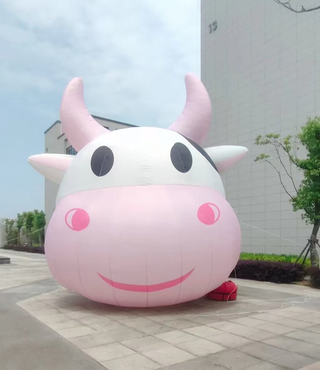Cow-Head Helium Balloon – Adorable pink-and-white cartoon cow design, perfect for dairy brand promotions, family events, and scenic attraction displays. Eye-catching and fun!