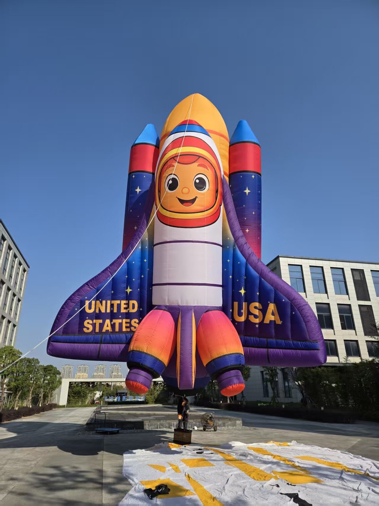 Space Shuttle-Themed Remote-Controlled Hot Air Balloon – Features a purple and blue color scheme with an astronaut design. Ideal for space-themed exhibitions, science education events, and scenic area displays.