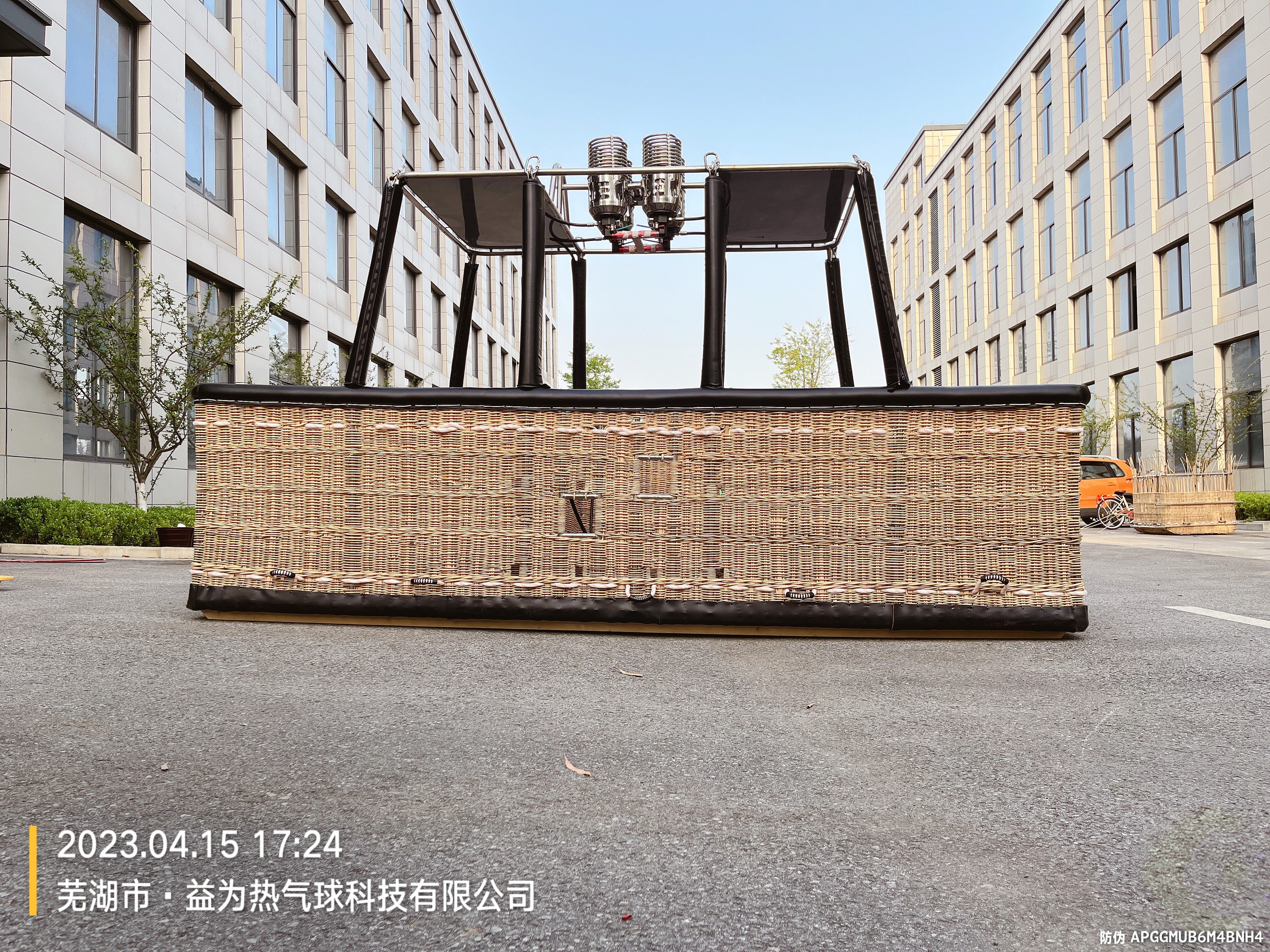 Yiwei Balloons Large Wicker Basket with Dual Burner System Yiwei Balloons large wicker basket with dual burner system and black leather trim