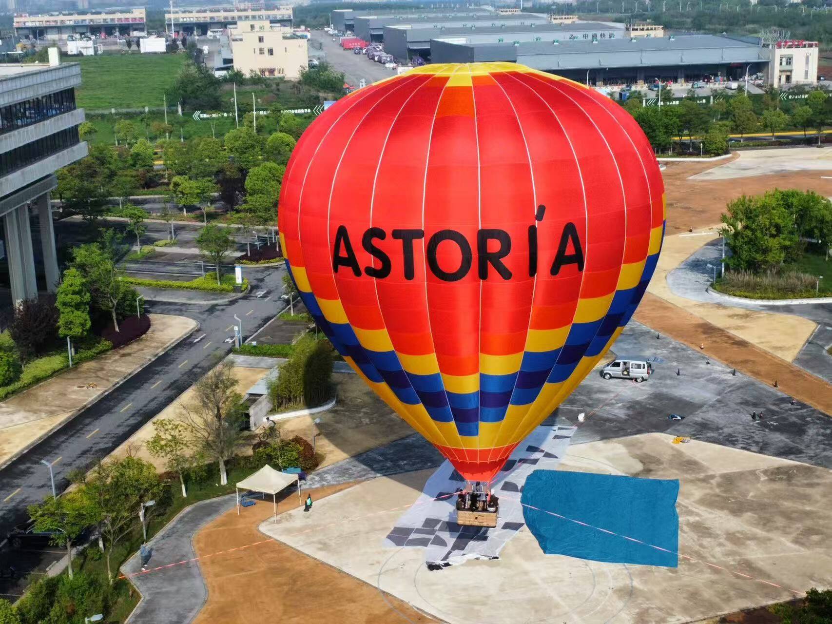红橙黄蓝ASTORIA载人气球俯拍