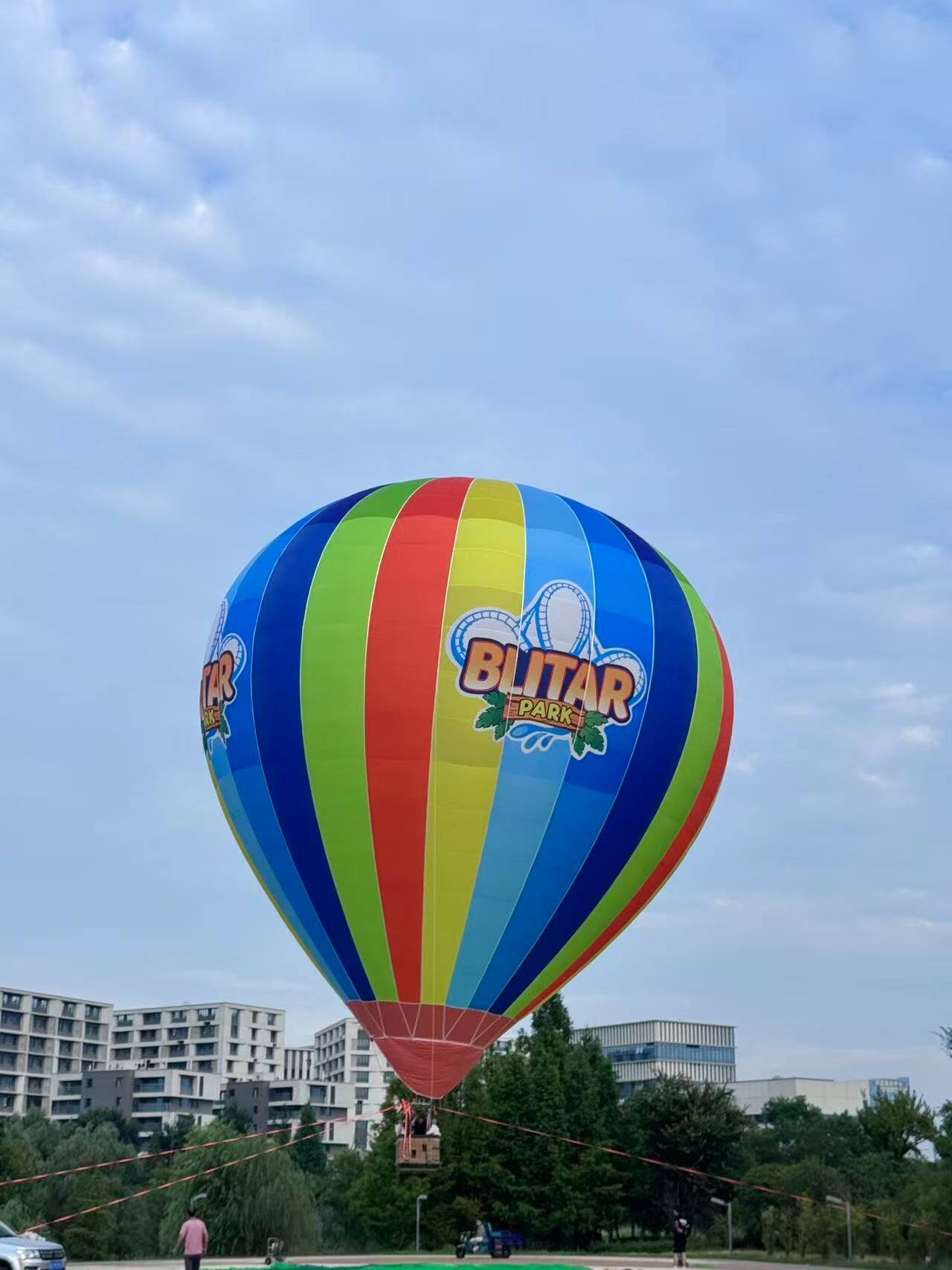 彩色条纹BLITAR PARK载人气球