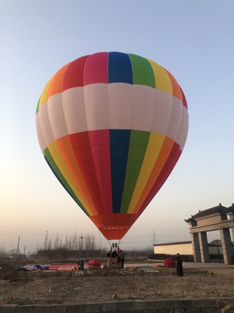彩虹条纹白色底载人气球
