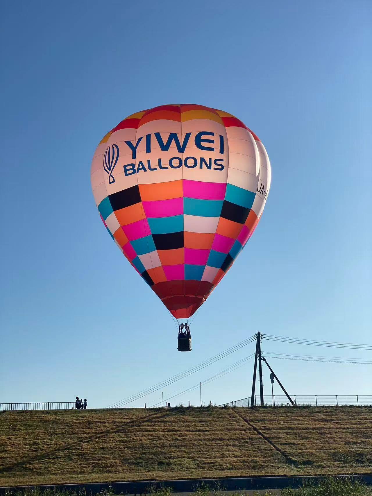 益为热气球YIWEI BALLOONS彩色棋盘格载人气球