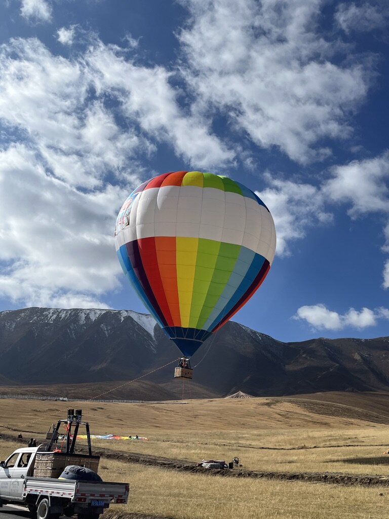 彩虹条纹雪山背景载人气球